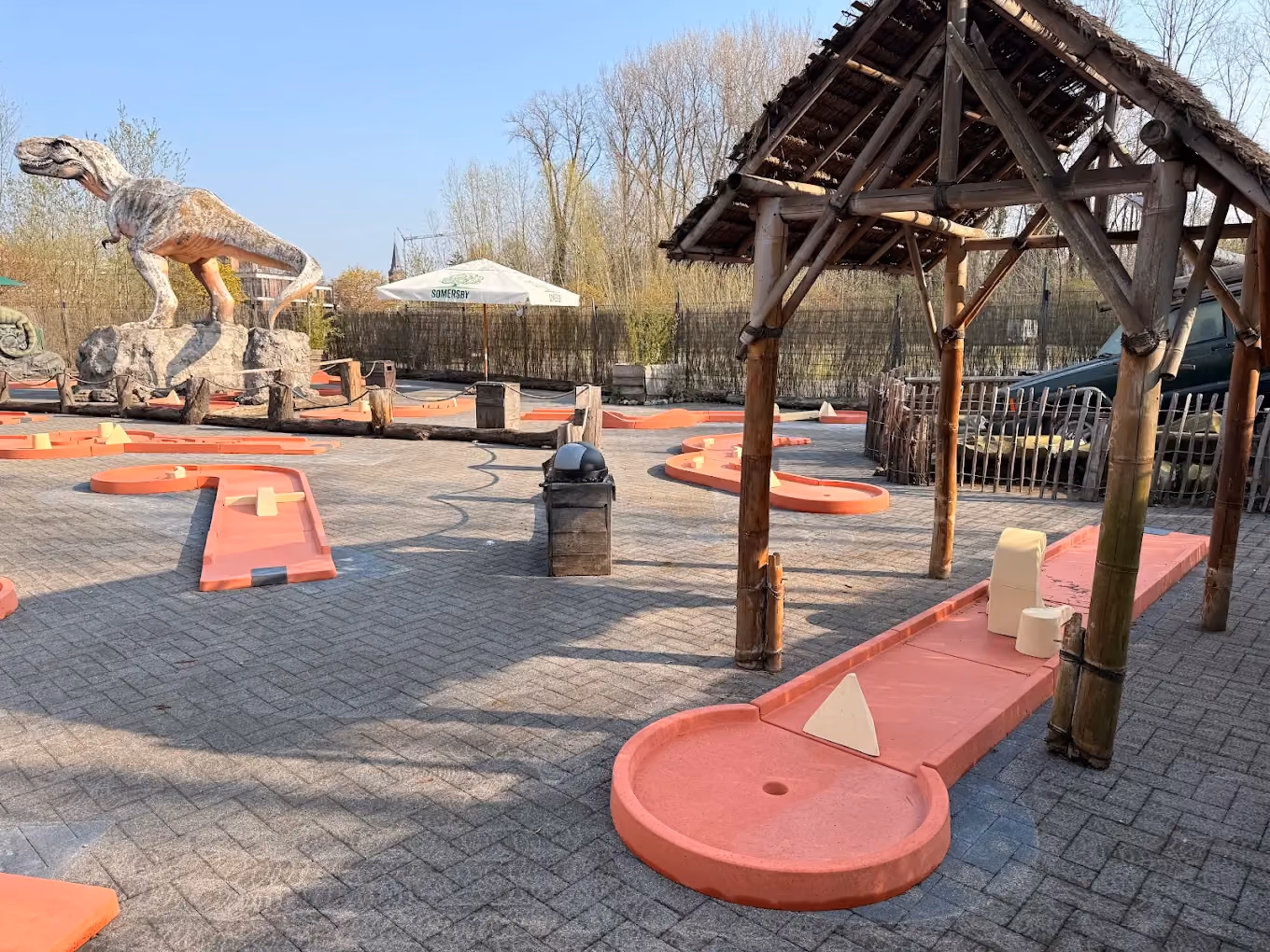 Abri en bois et pistes du parcours de mini golf extérieur