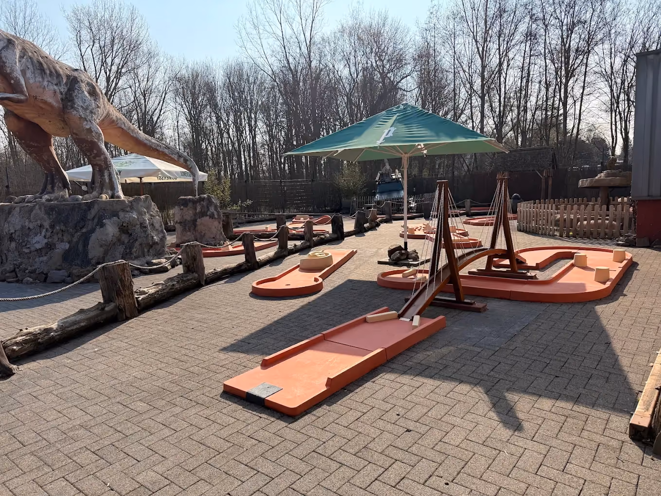 Pistes de mini golf extérieur sous les parasols à Vilvoorde