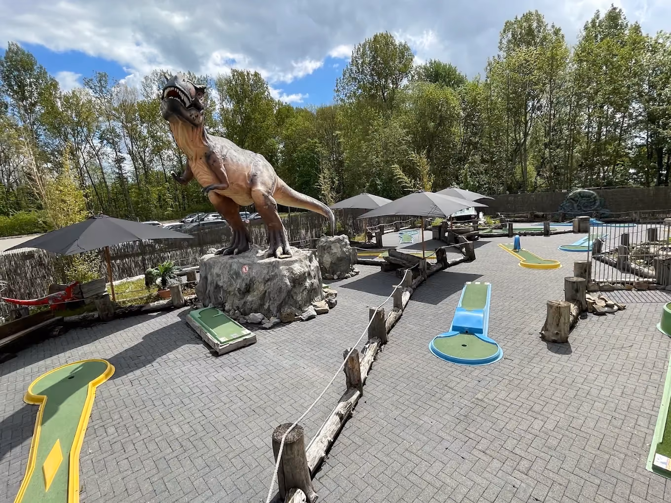 Parcours de mini golf extérieur de Laser Magic avec un dinosaure