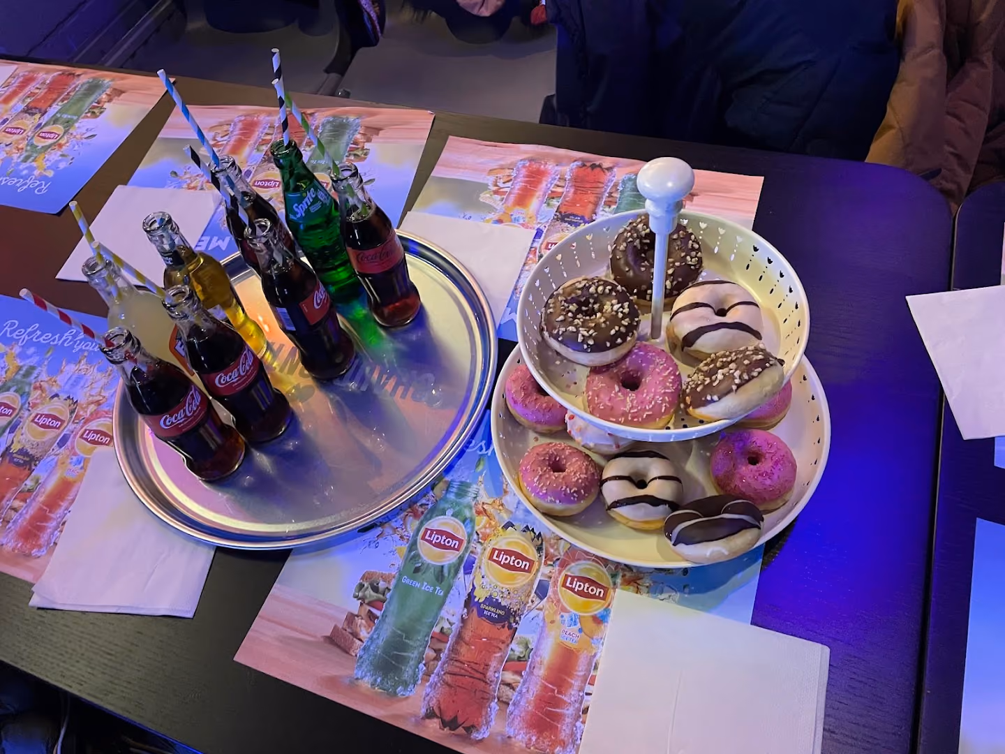 Table d'anniversaire avec donuts et boissons