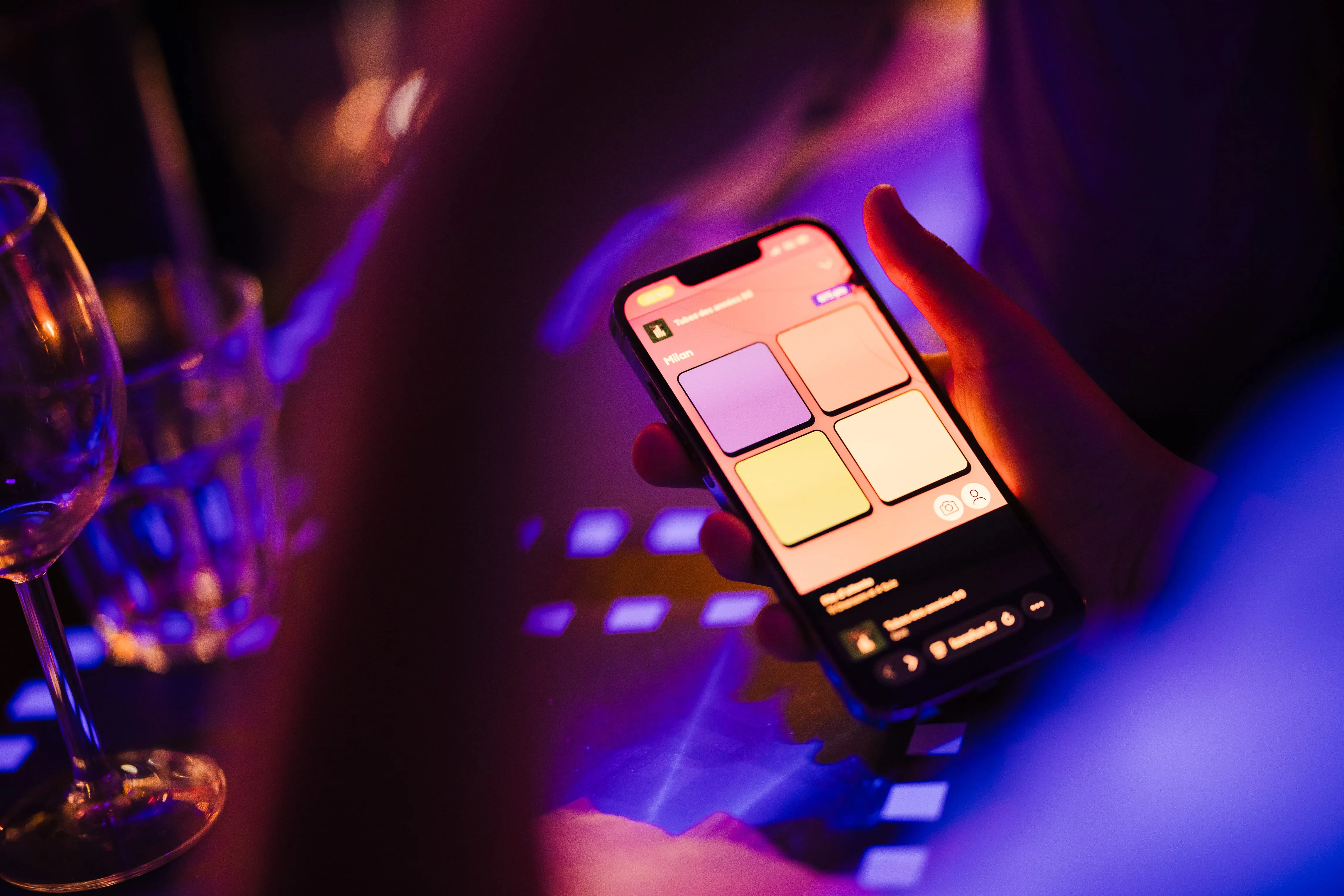 Smartphone tenu en main lors d'une soirée