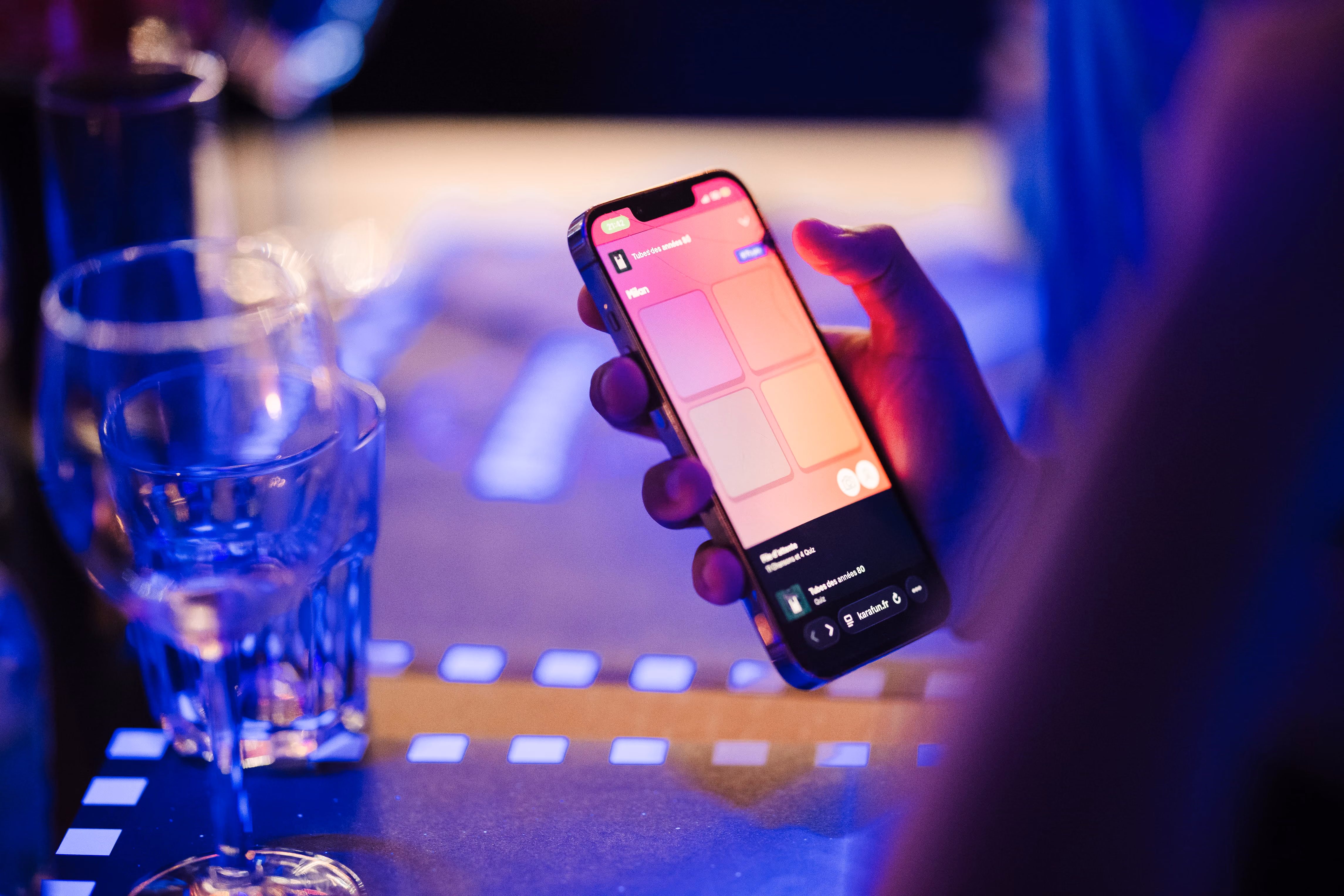 Smartphone tenu en main lors d'une soirée de groupe