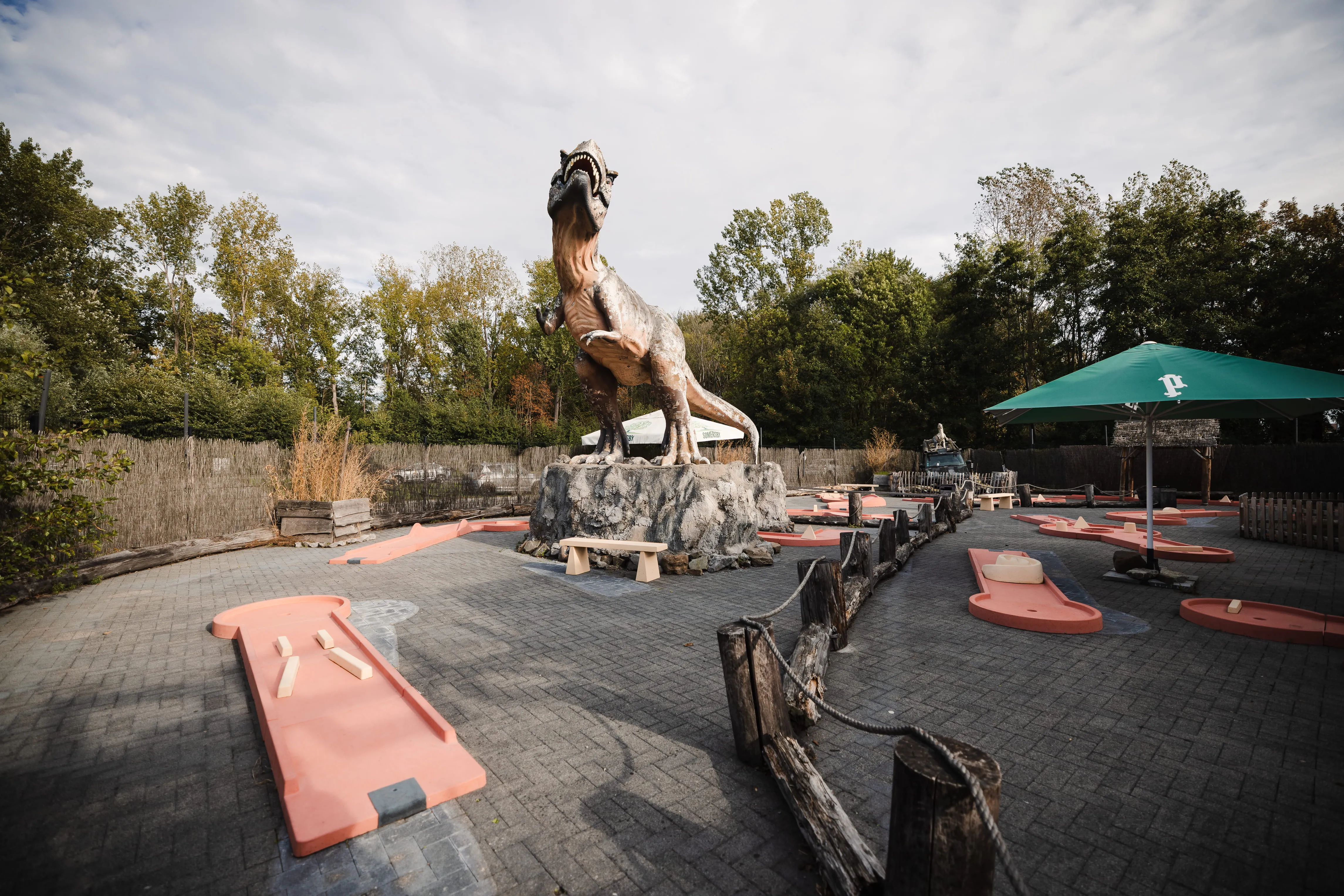 Mini golf extérieur de Laser Magic et son dinosaure géant