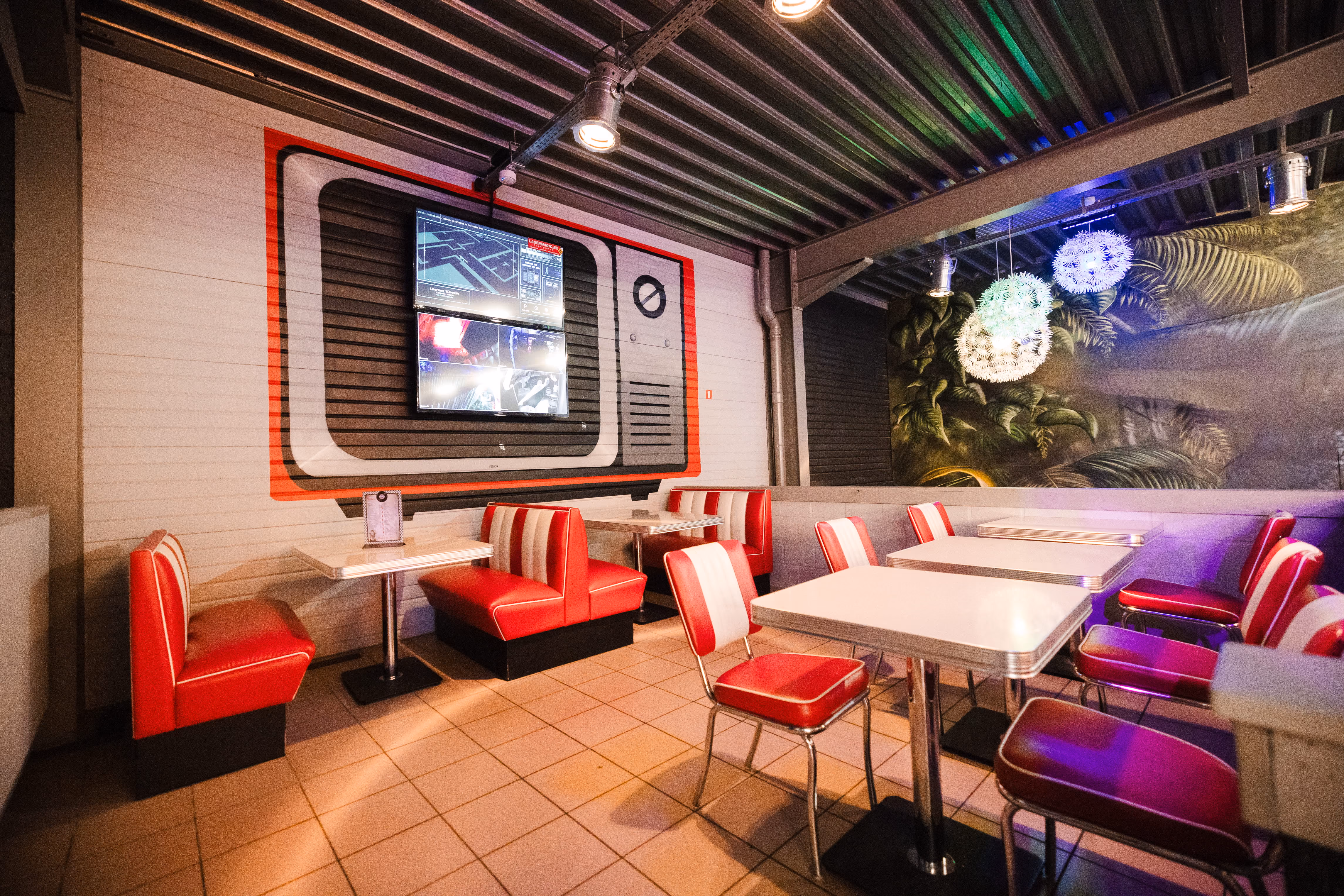 Bistro Vintage de Laser Magic, banquettes rouges et écran rétro