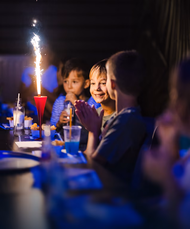 Enfants autour d'un cierge magique lors d'un anniversaire