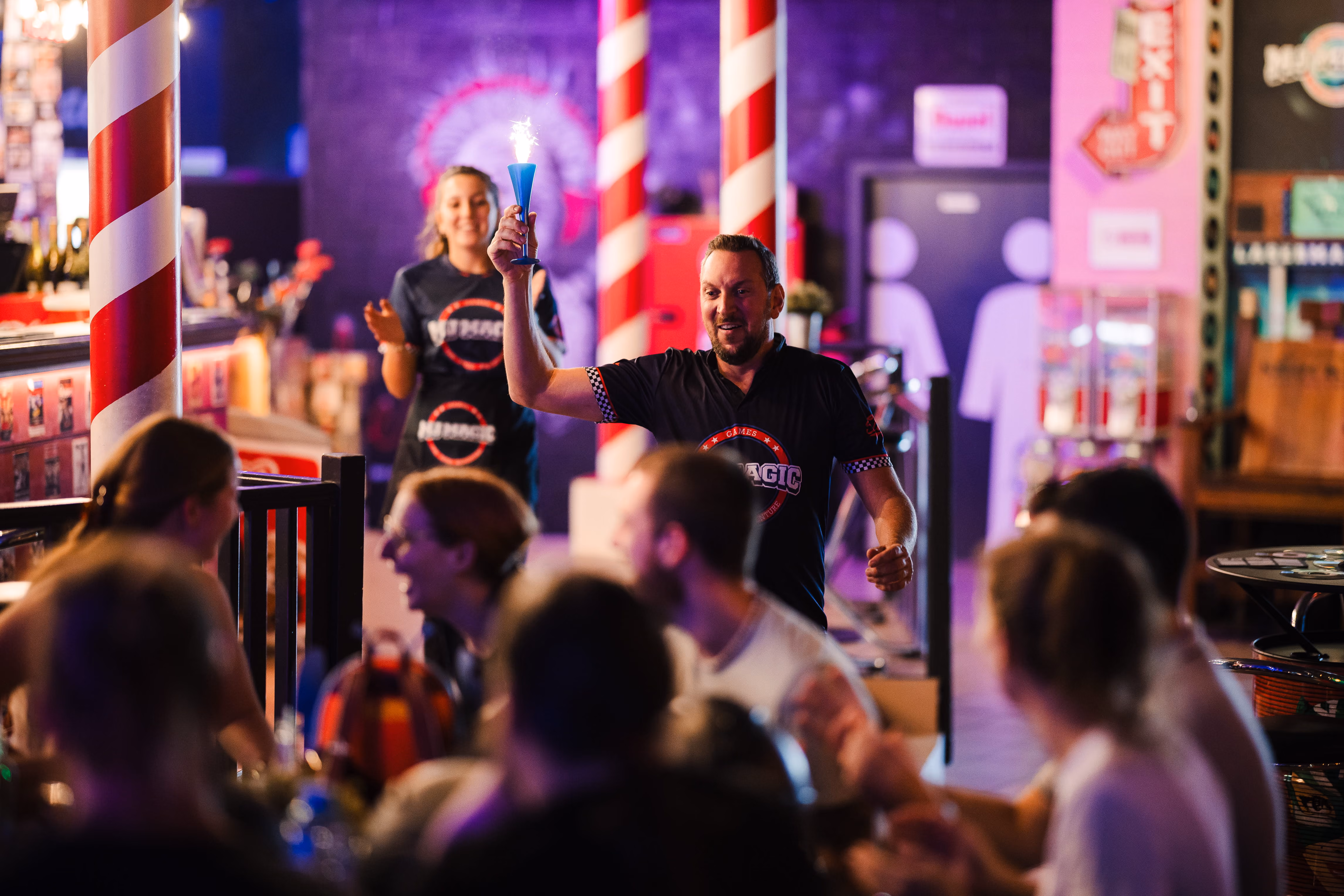 Groupe qui trinque en soirée dans l'espace bar