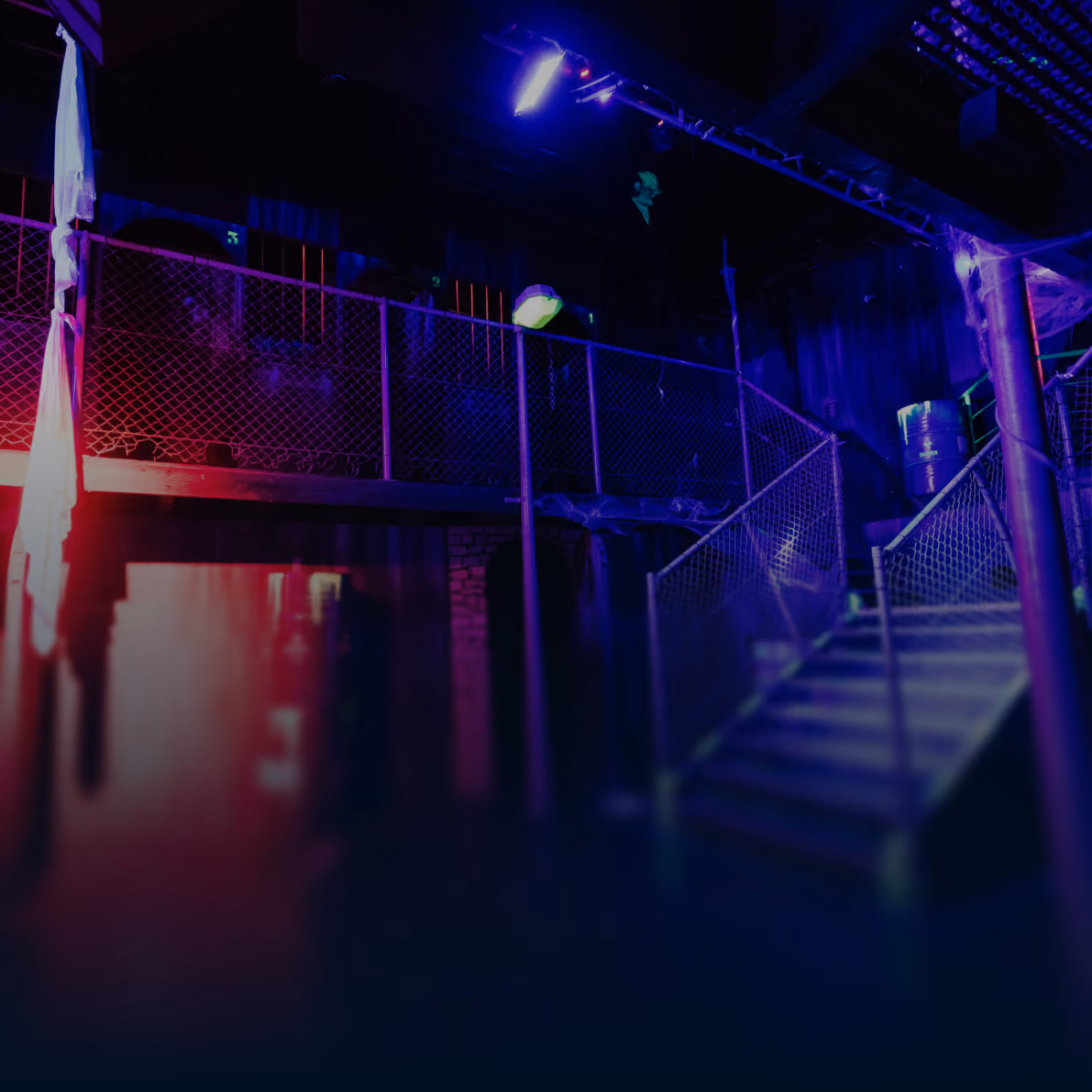 Arène Prison de Laser Magic, escaliers et passerelles éclairés en bleu