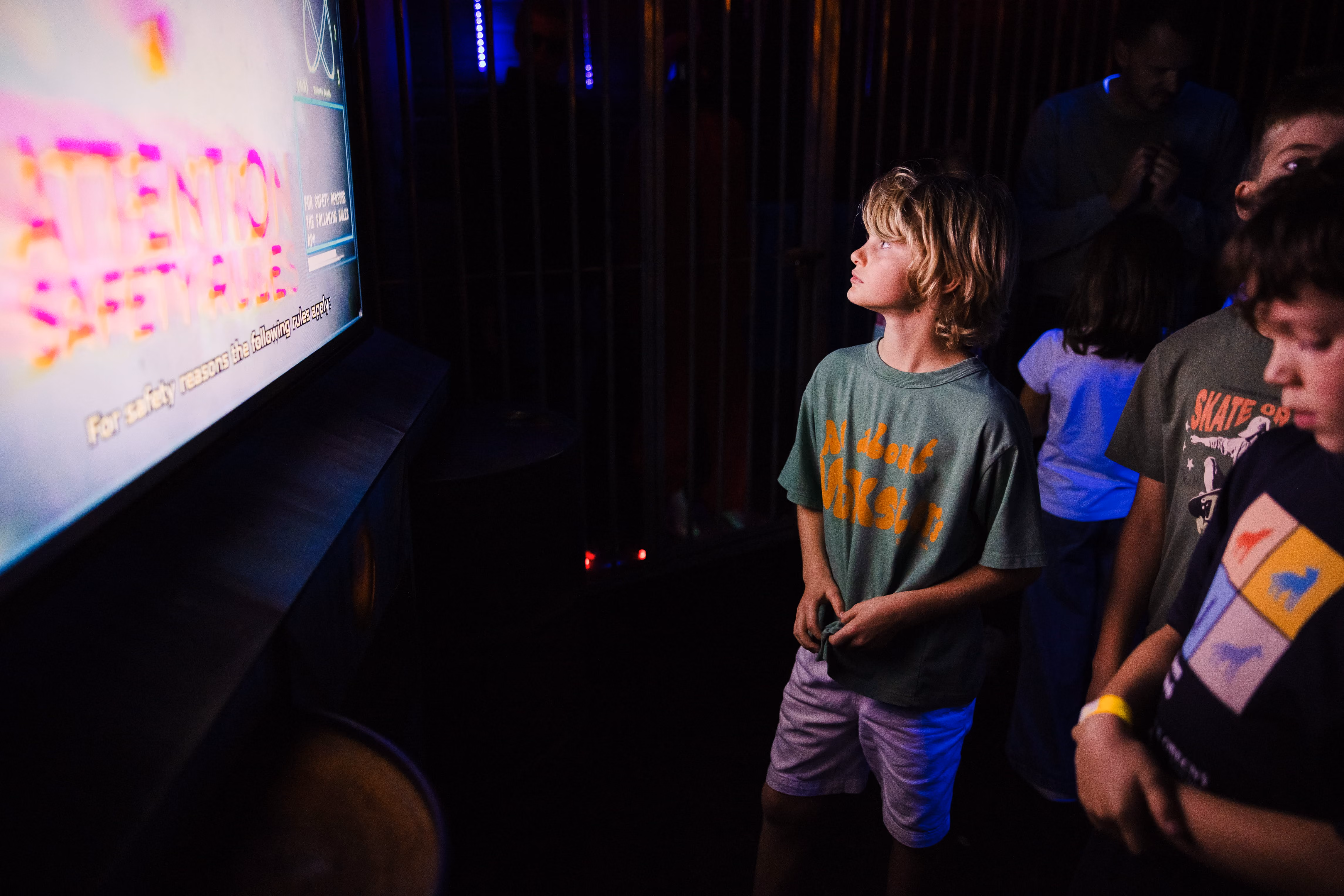 Enfants devant l'écran d'explications avant la partie