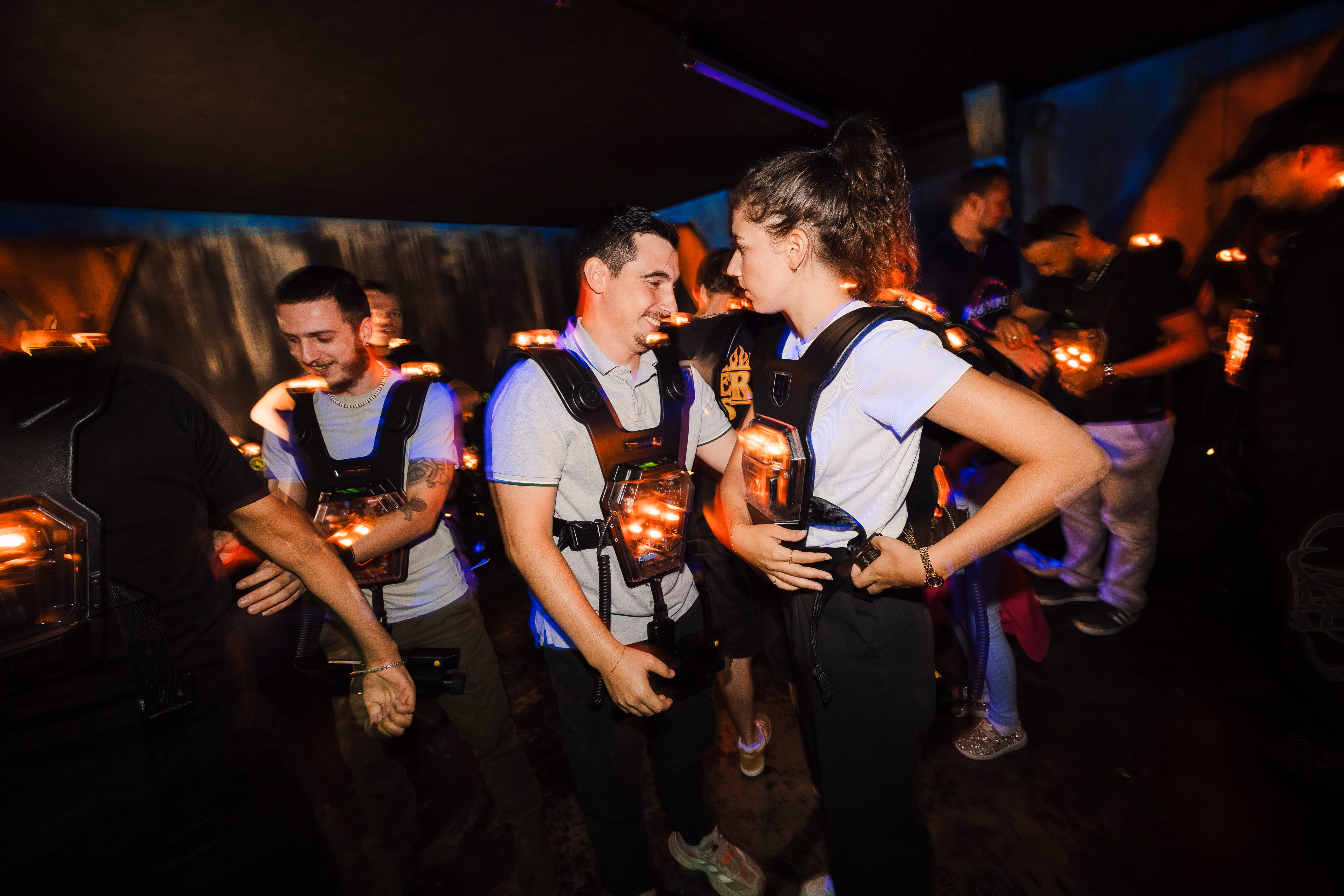 Groupe en gilets laser riant avant la partie