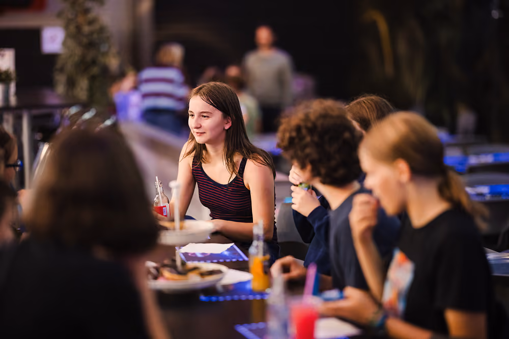 Adolescents attablés lors d'un anniversaire