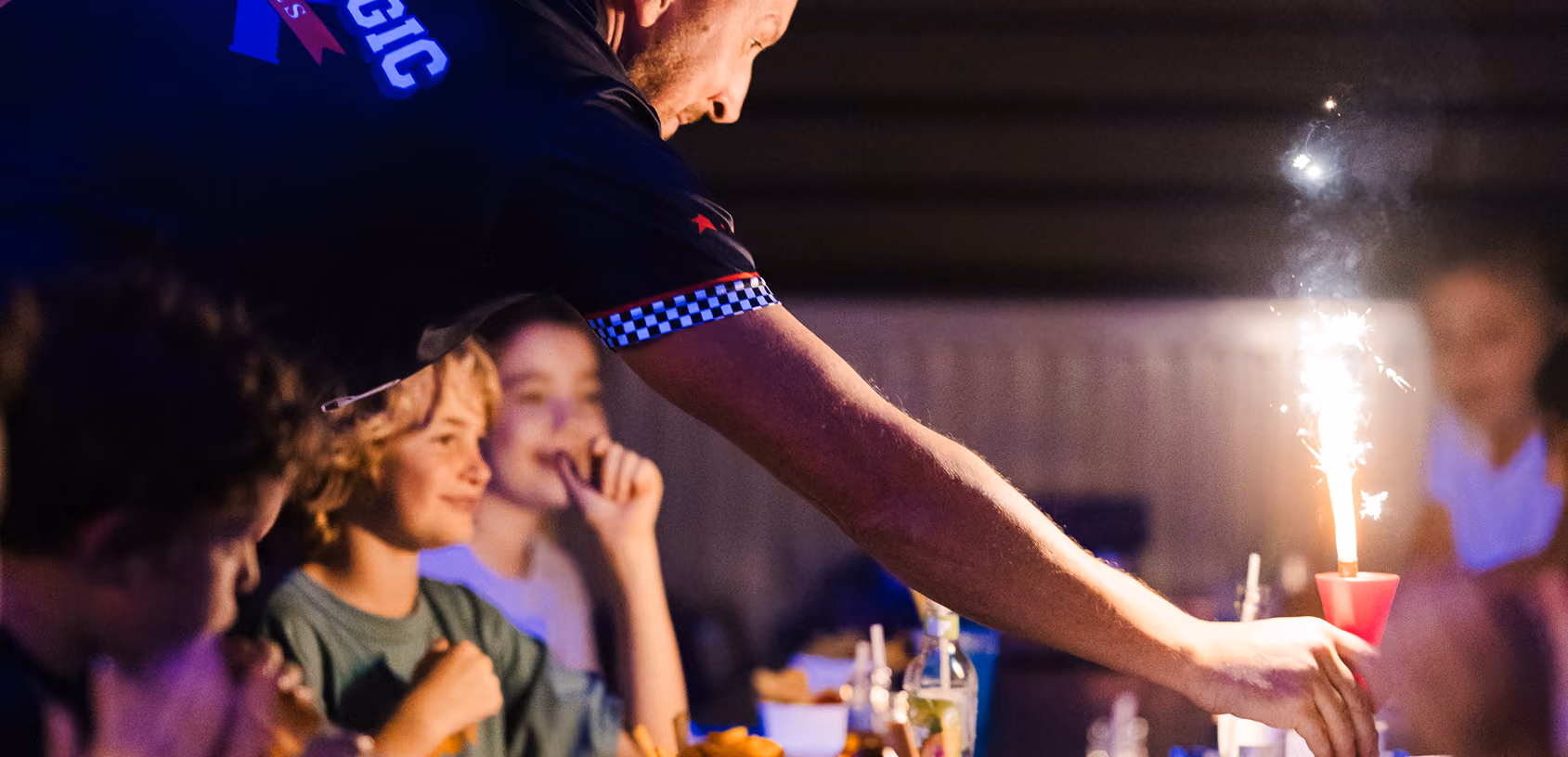 Dessert avec cierge magique servi à une table d'enfants