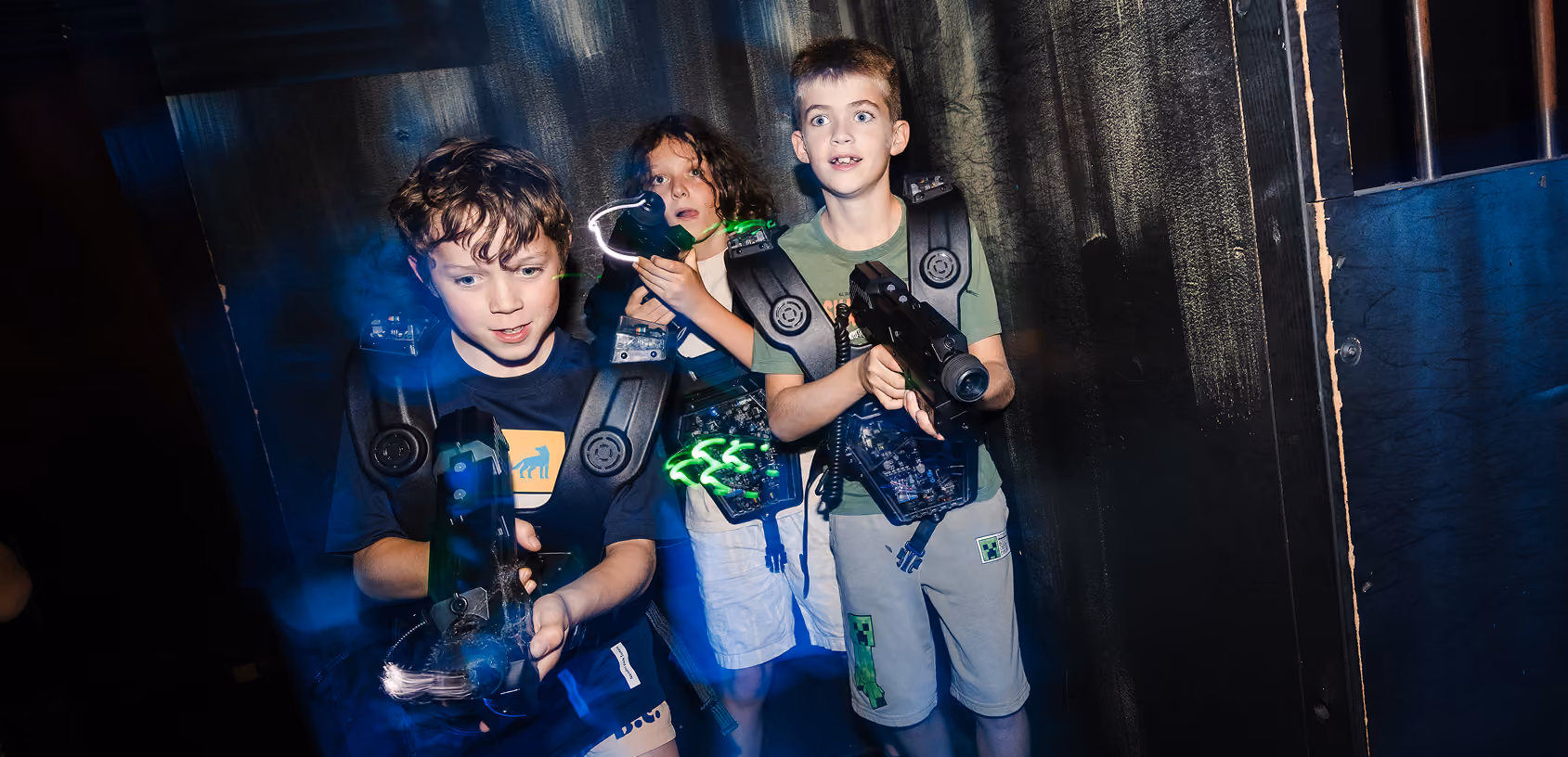 Groupe d'enfants équipés dans l'arène de laser game