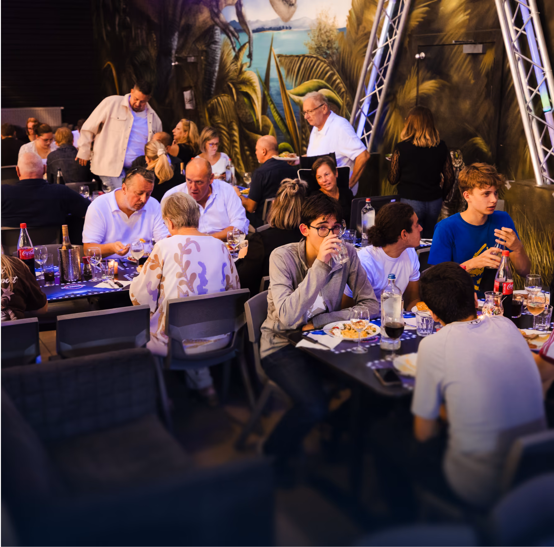 Grande tablée dans la salle de restaurant au décor jungle
