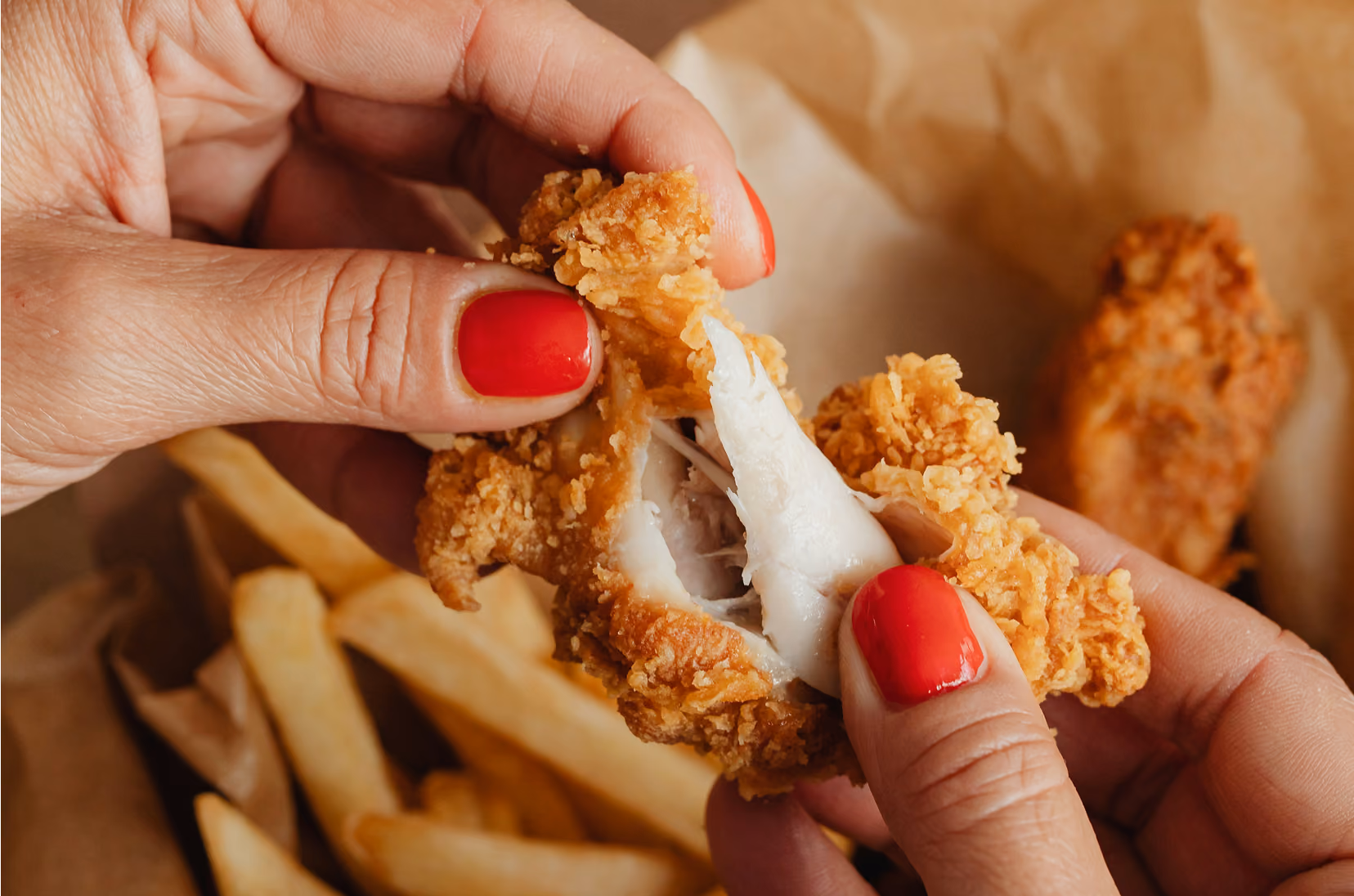 Morceaux de poulet frit croustillant et frites
