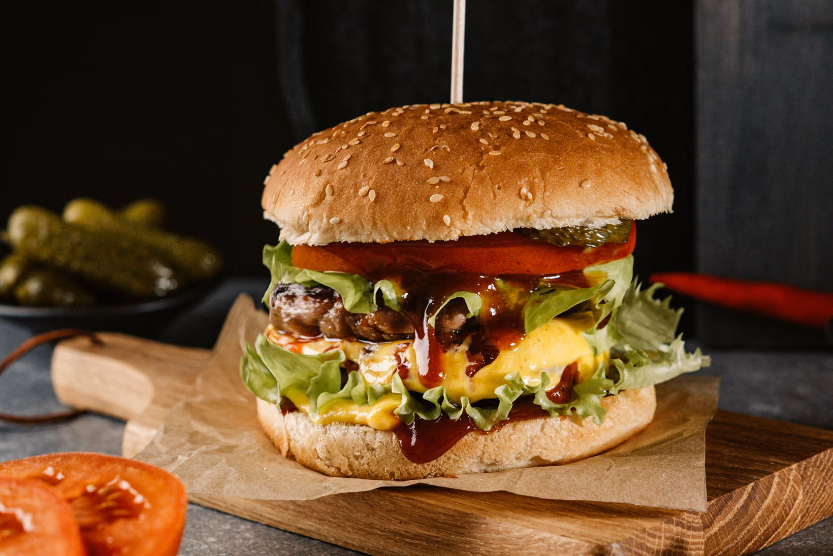 Burger garni servi sur une planche en bois