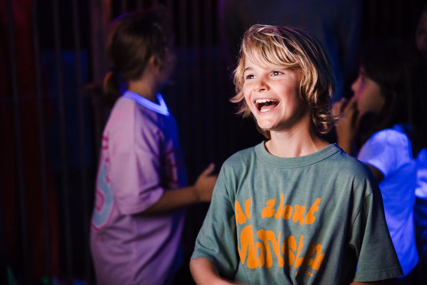 Enfant éclatant de rire lors d'une fête