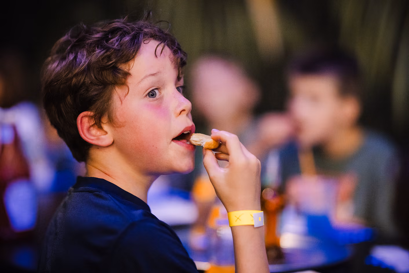 Enfant mangeant lors d'un repas d'anniversaire