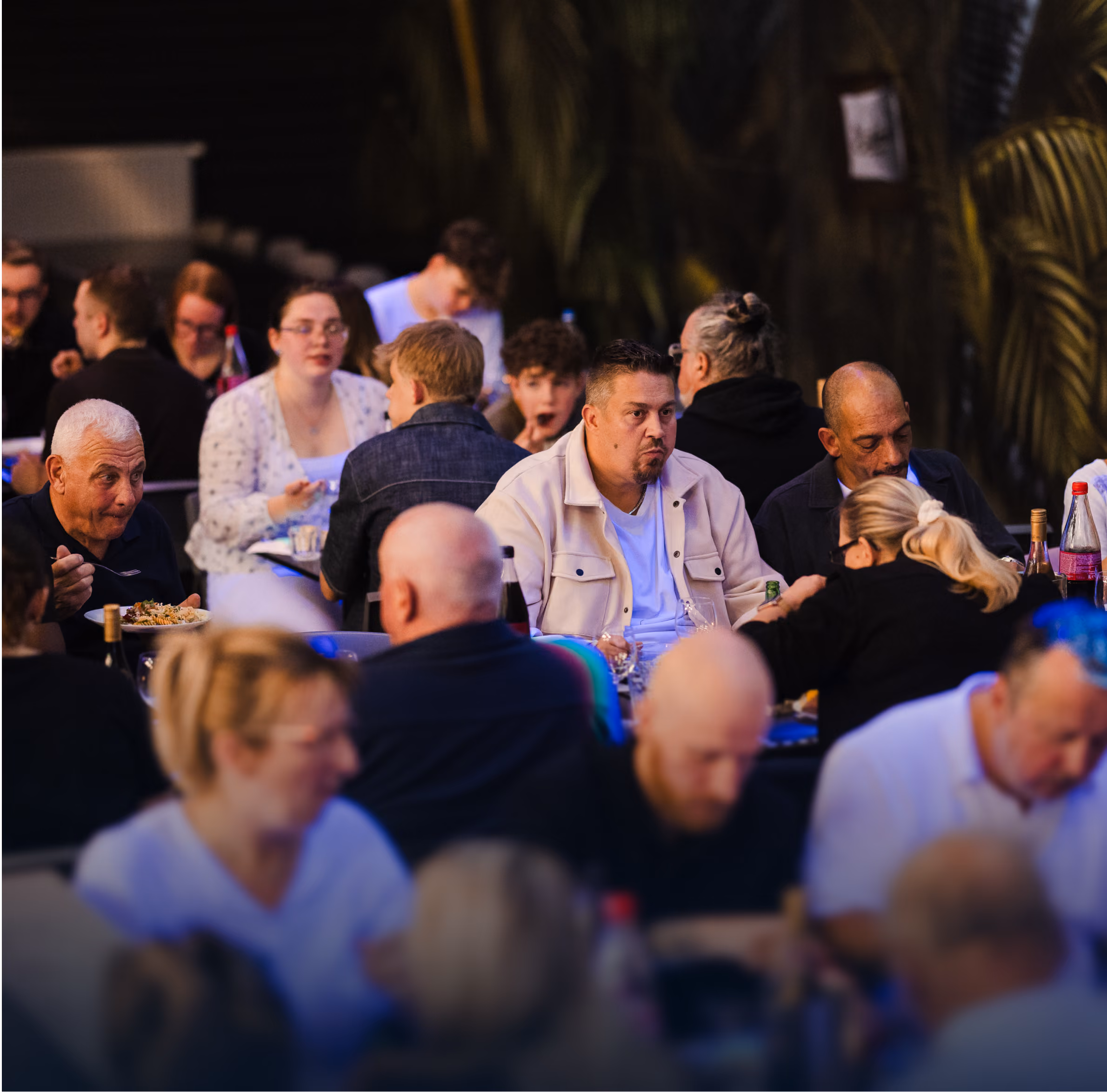 Grande tablée d'adultes en soirée