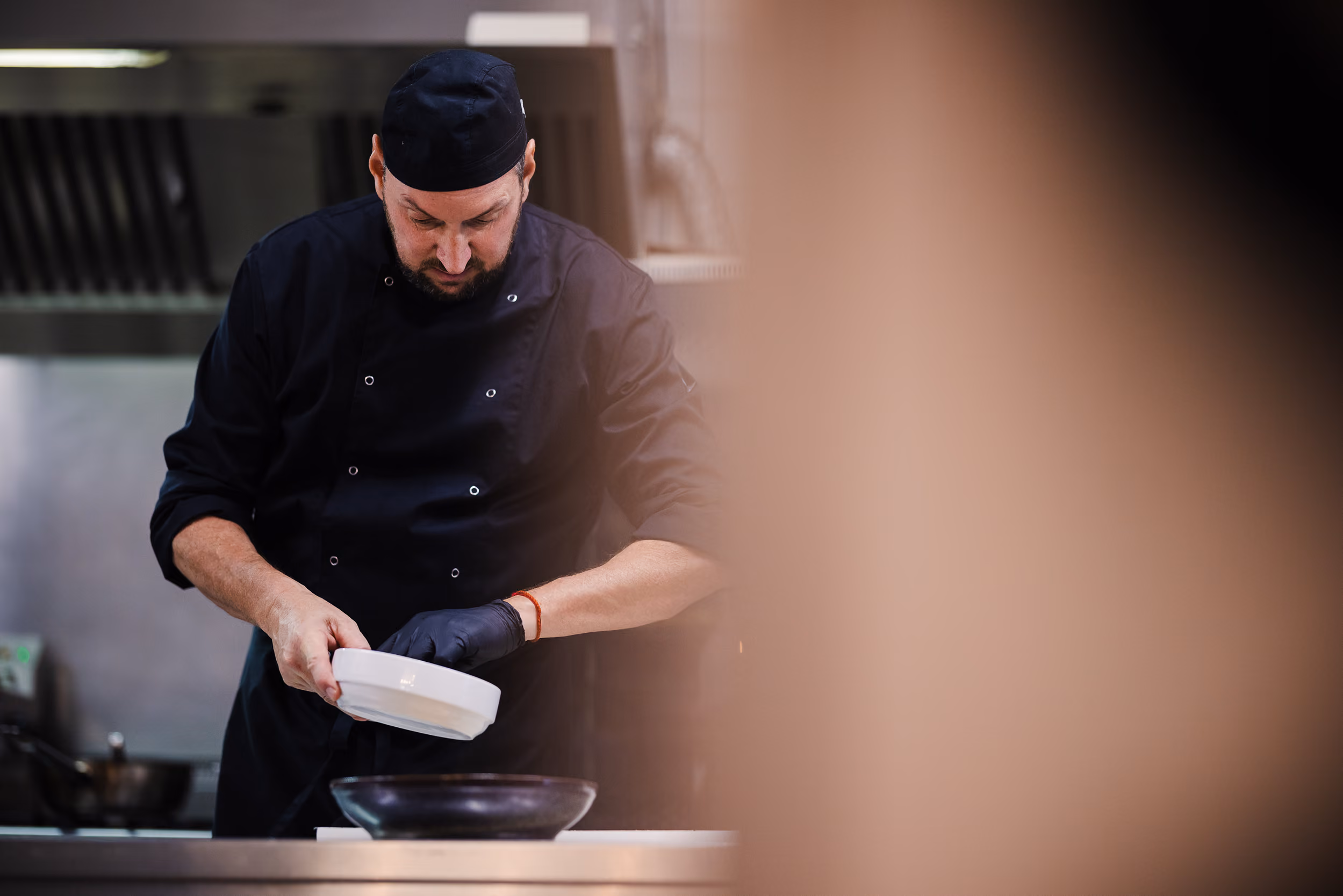 Chef dressant une assiette en cuisine