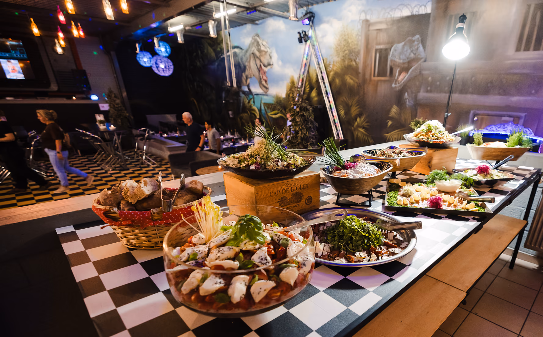 Buffet froid dressé dans la salle au décor jungle
