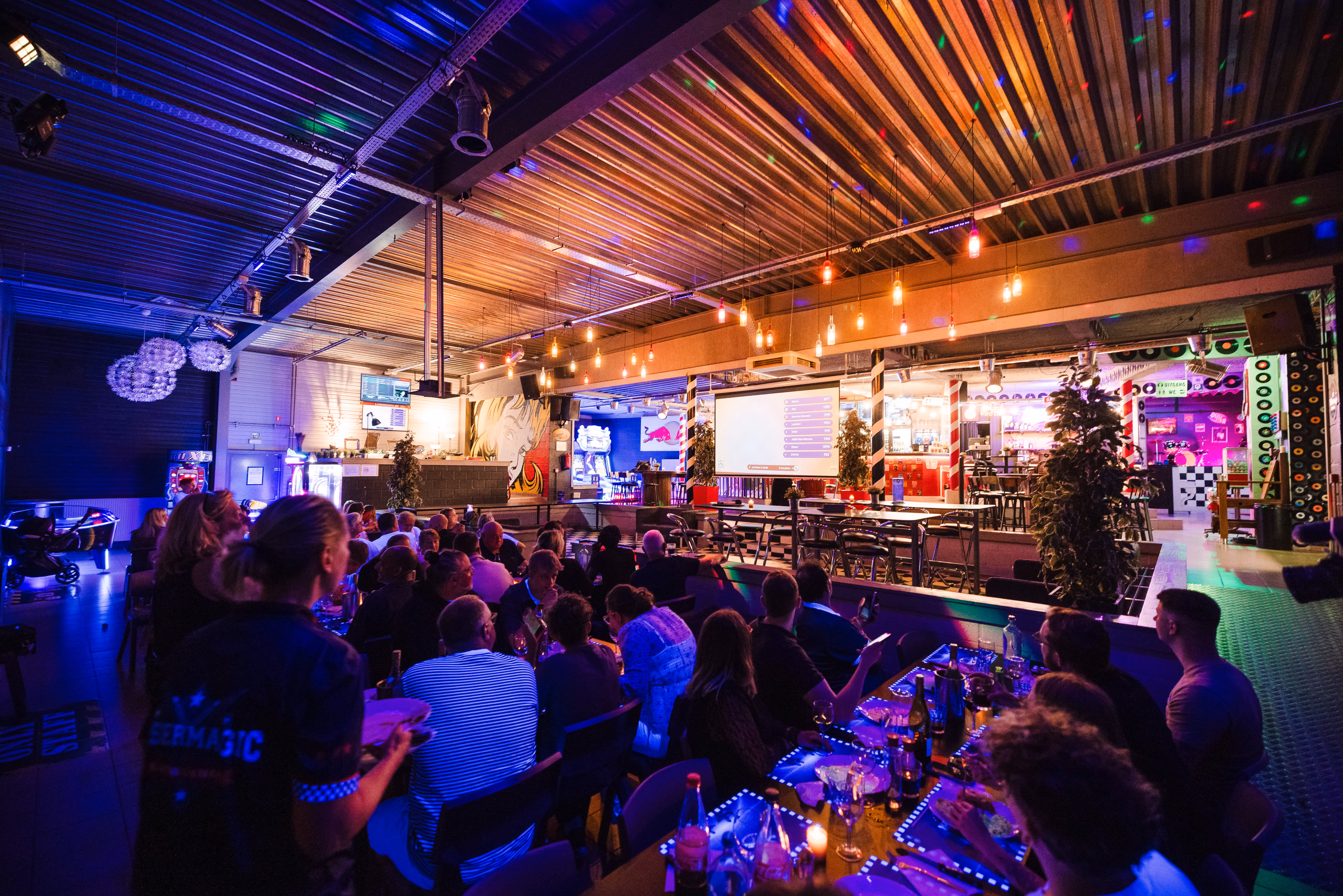 Grande salle de Laser Magic comble lors d'une soirée de groupe