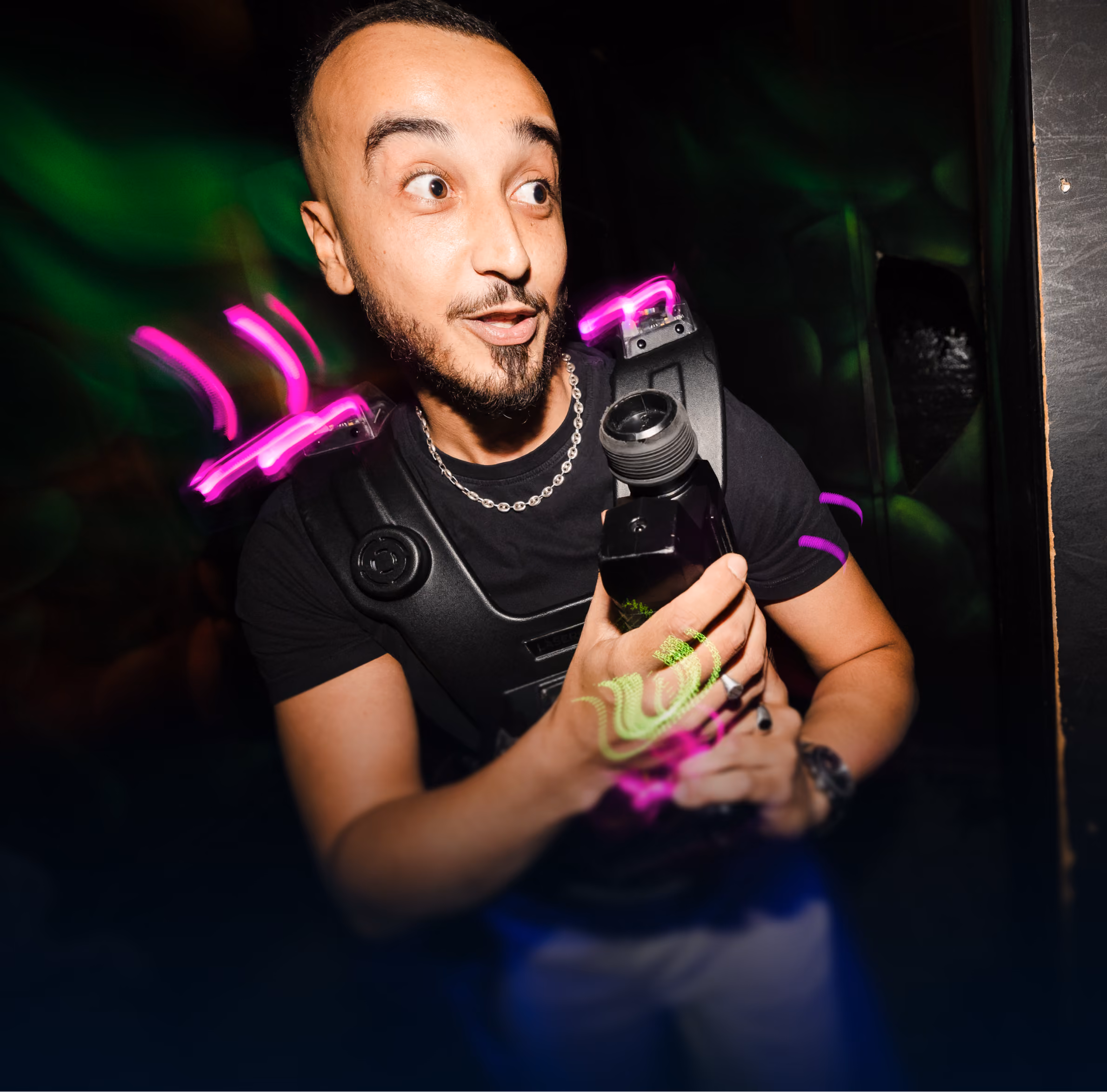 Joueur équipé d'un gilet laser, marqueur en main