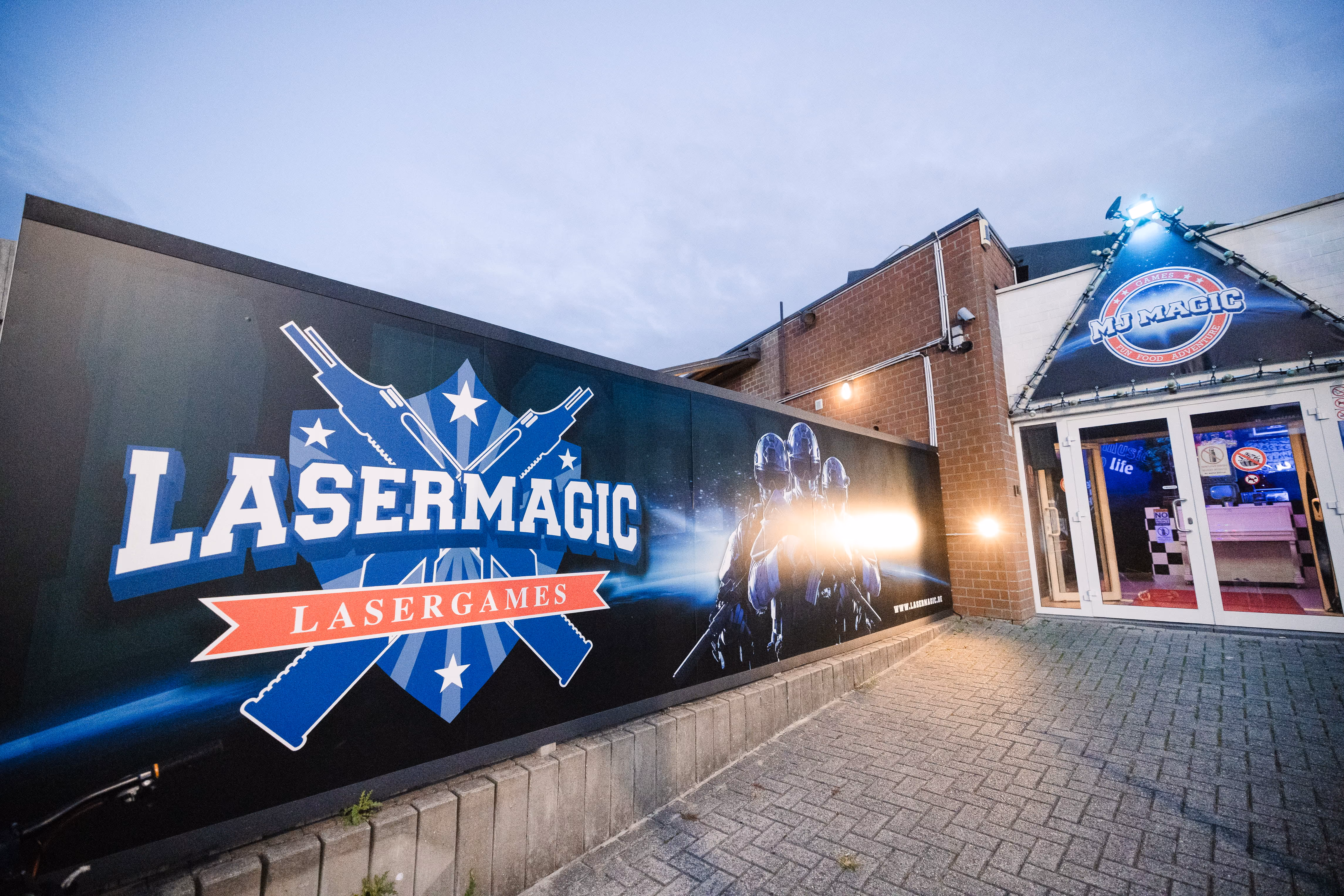 Façade du bâtiment Laser Magic à Vilvoorde, enseigne Lasermagic Lasergames