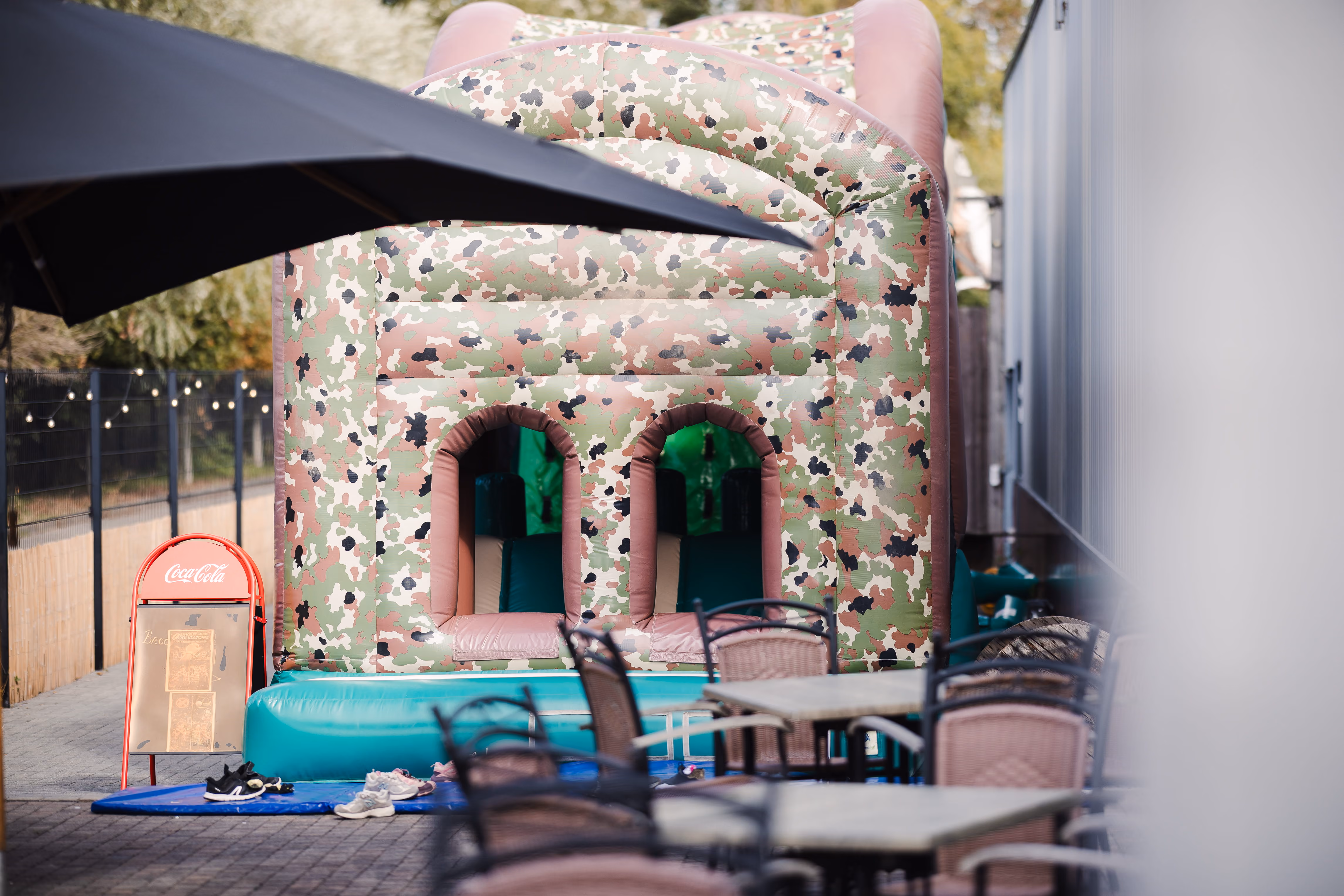 Château gonflable installé à côté de la terrasse