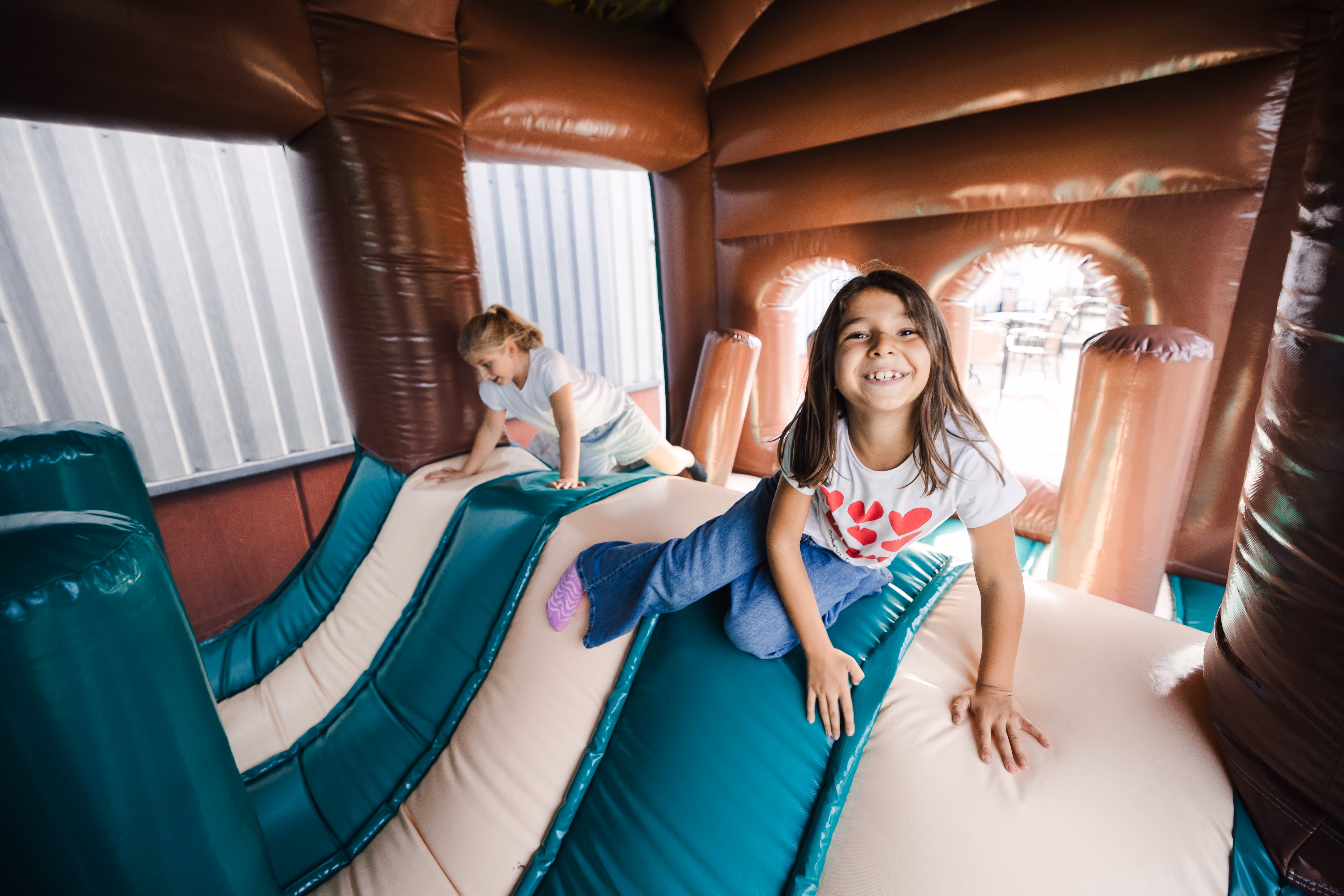 Enfants s'amusant sur un toboggan gonflable