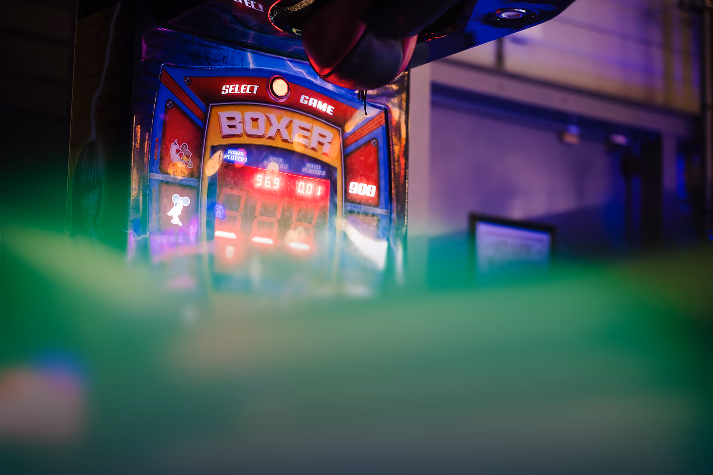 Borne d'arcade de boxe dans la salle de jeux
