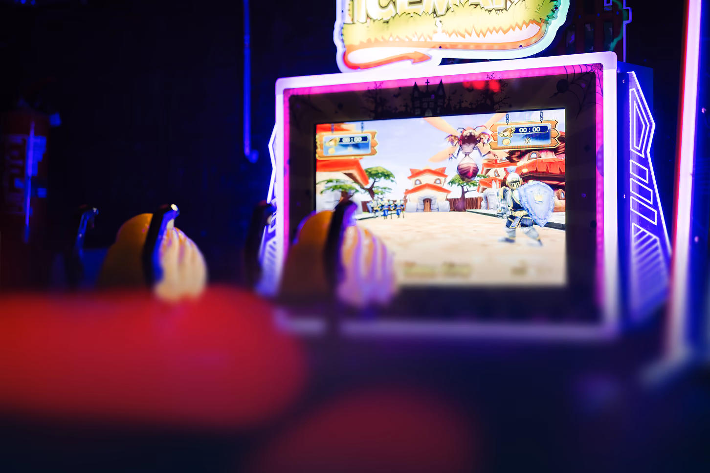 Borne d'arcade éclairée au néon dans la salle de jeux