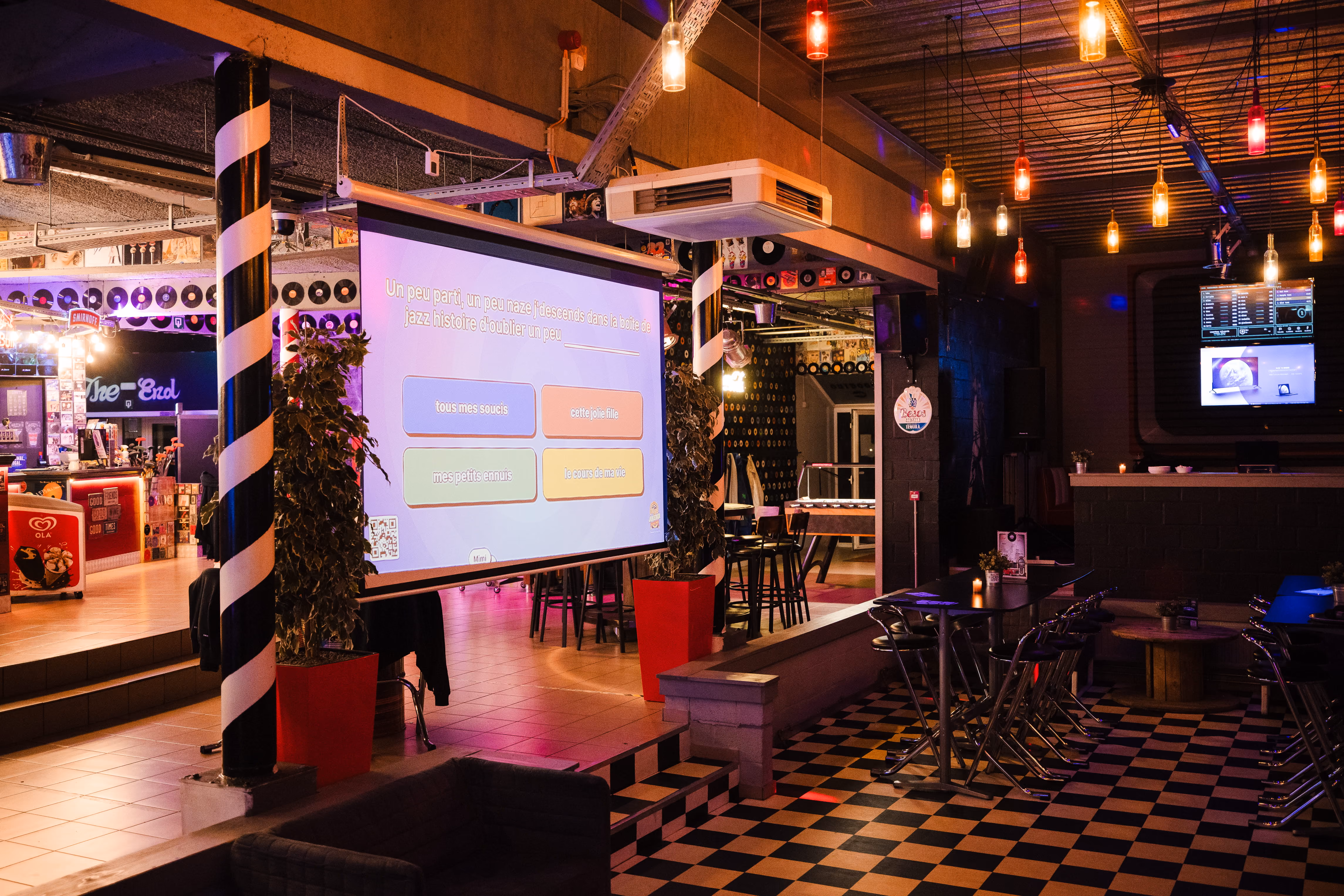 Grand écran de projection dans la salle de groupe