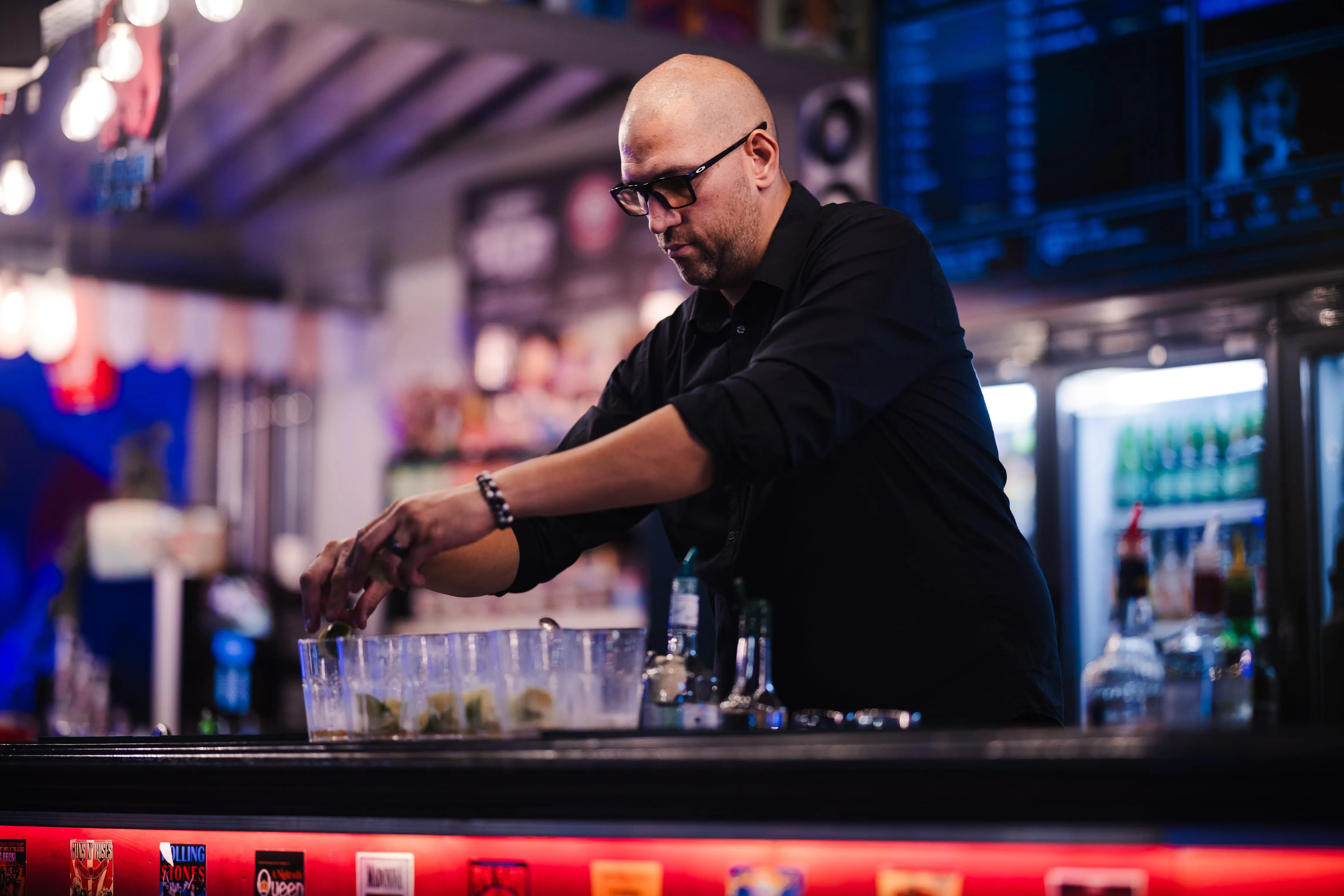 Barman préparant des boissons au bar de Laser Magic