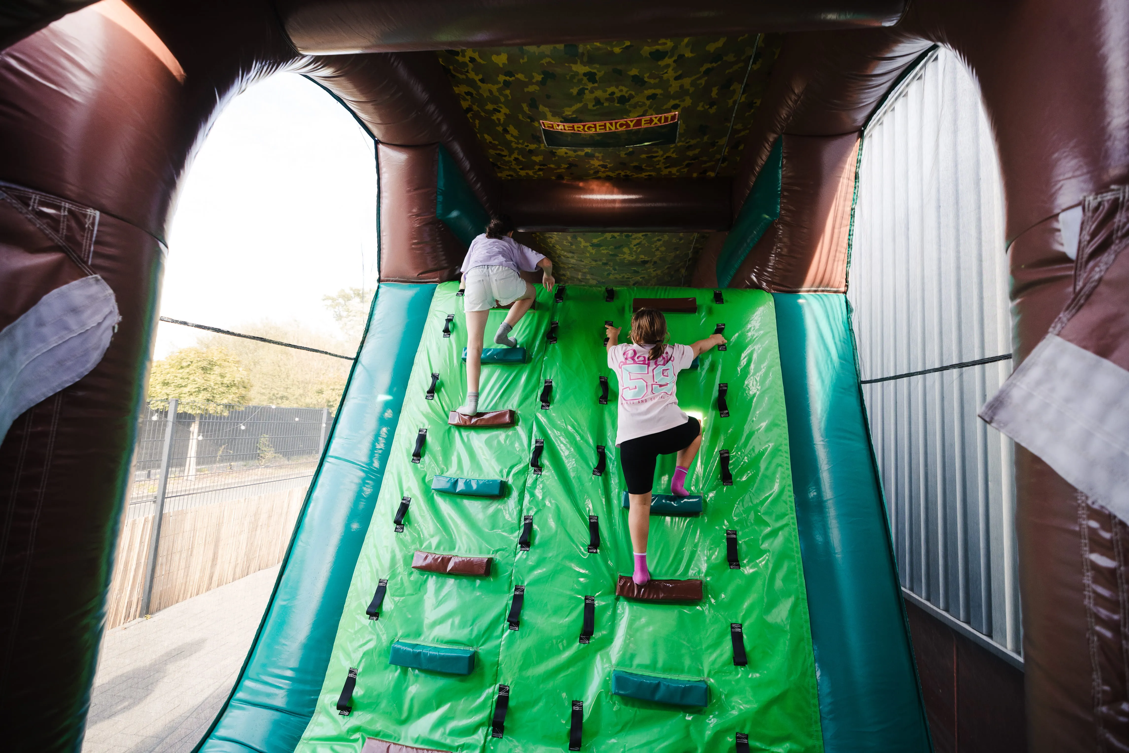 Enfants grimpant sur une structure gonflable