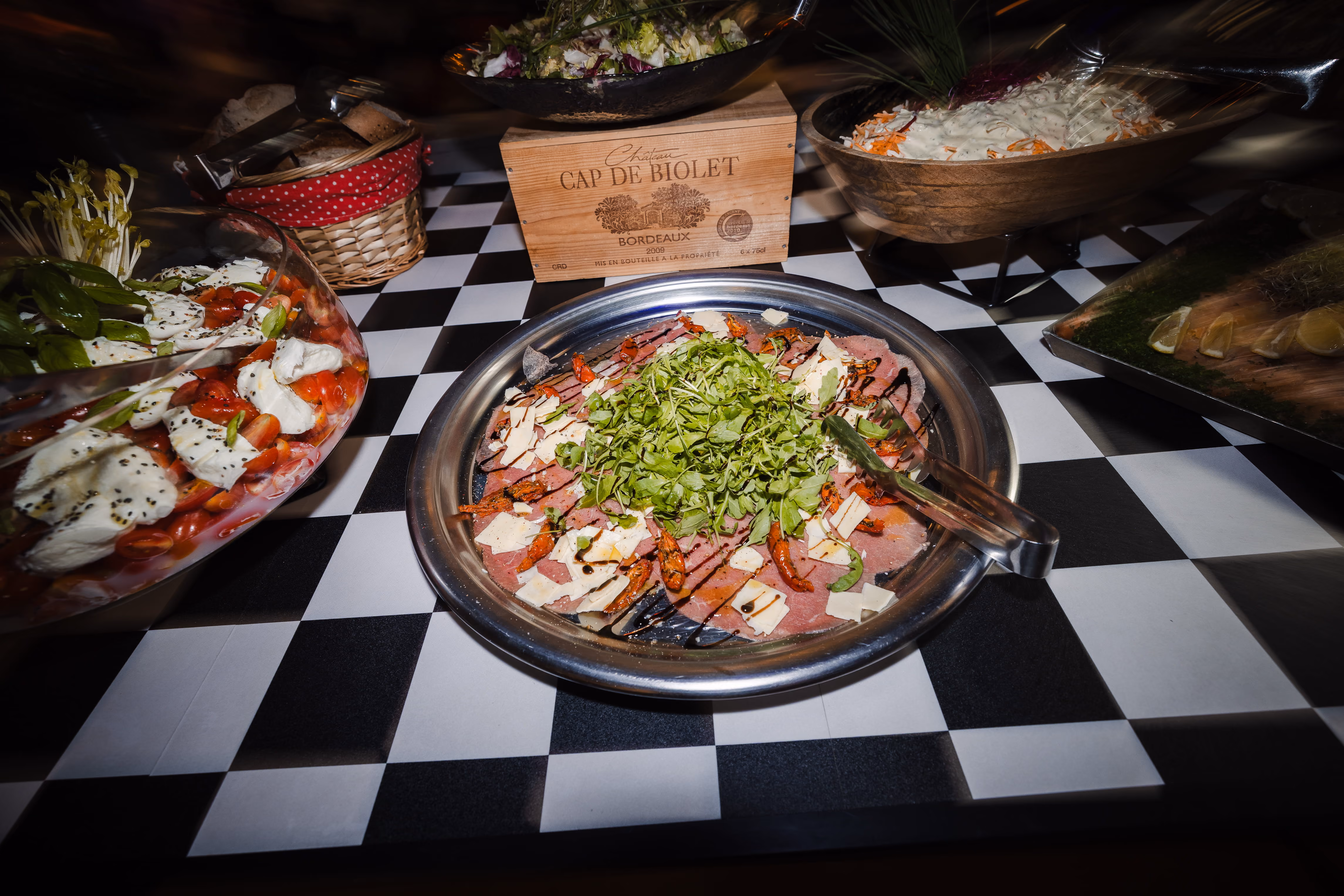 Buffet de salades sur table en damier