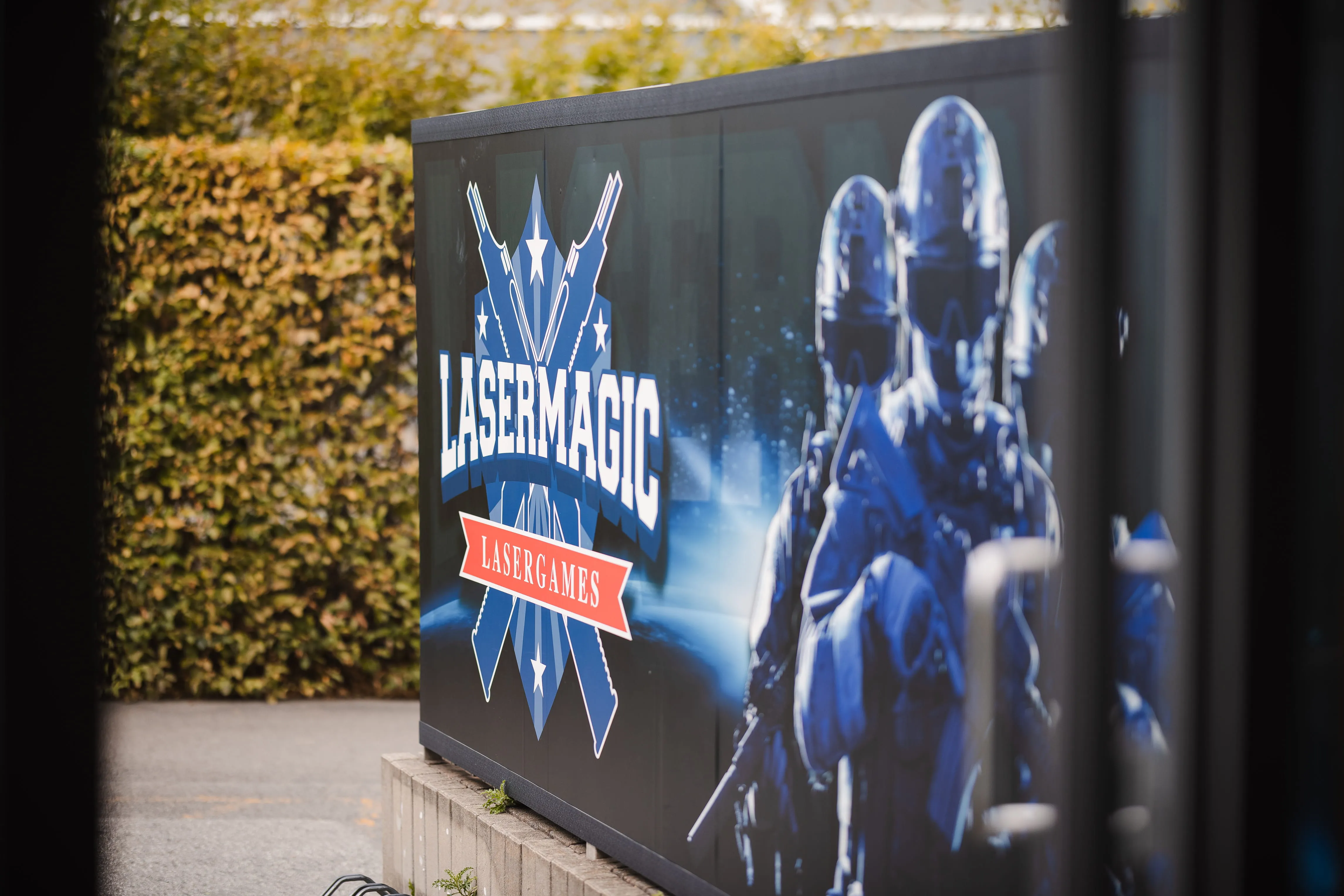 Panneau extérieur Laser Magic à l'entrée du site