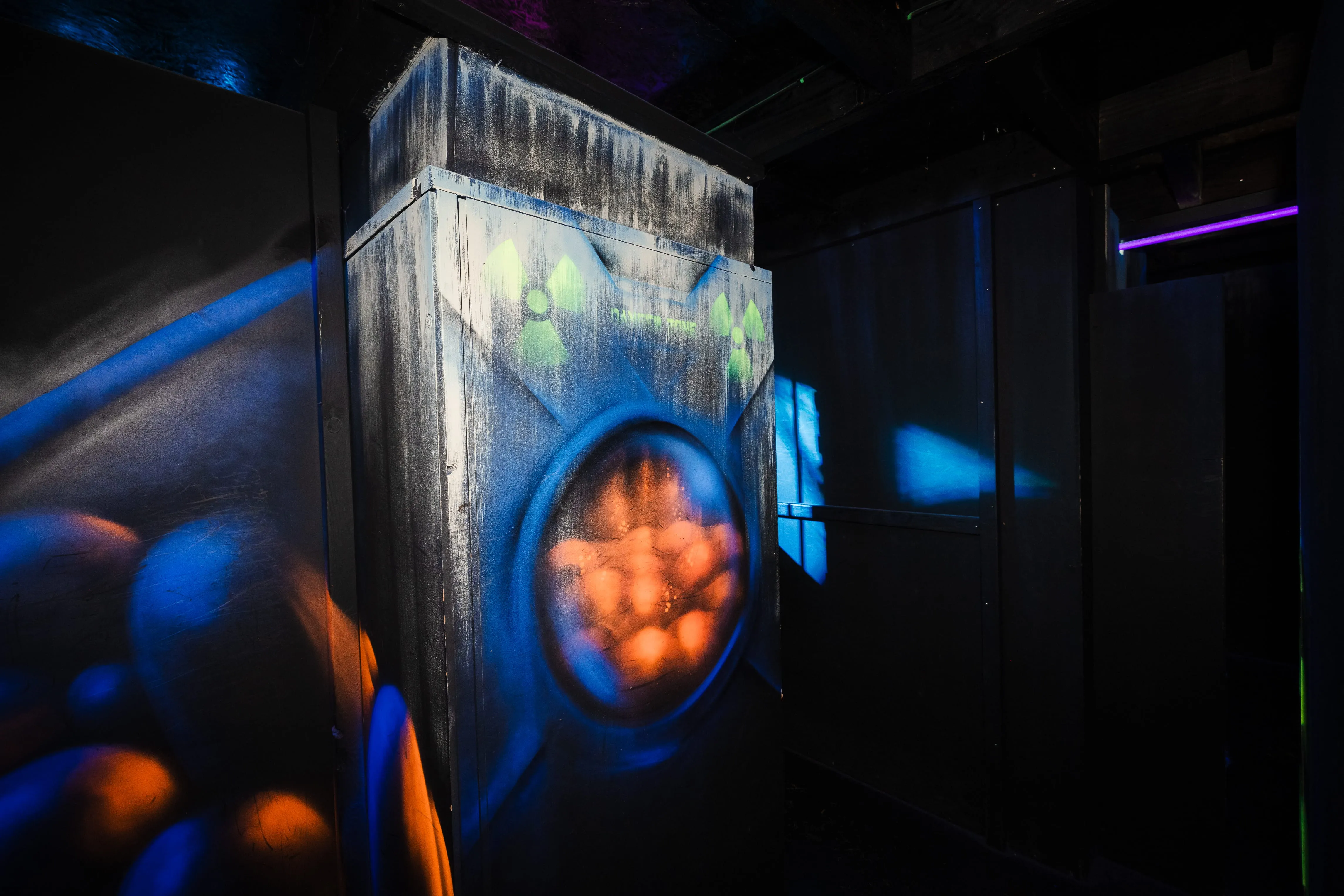 Conteneur au décor fluorescent dans une arène de laser game