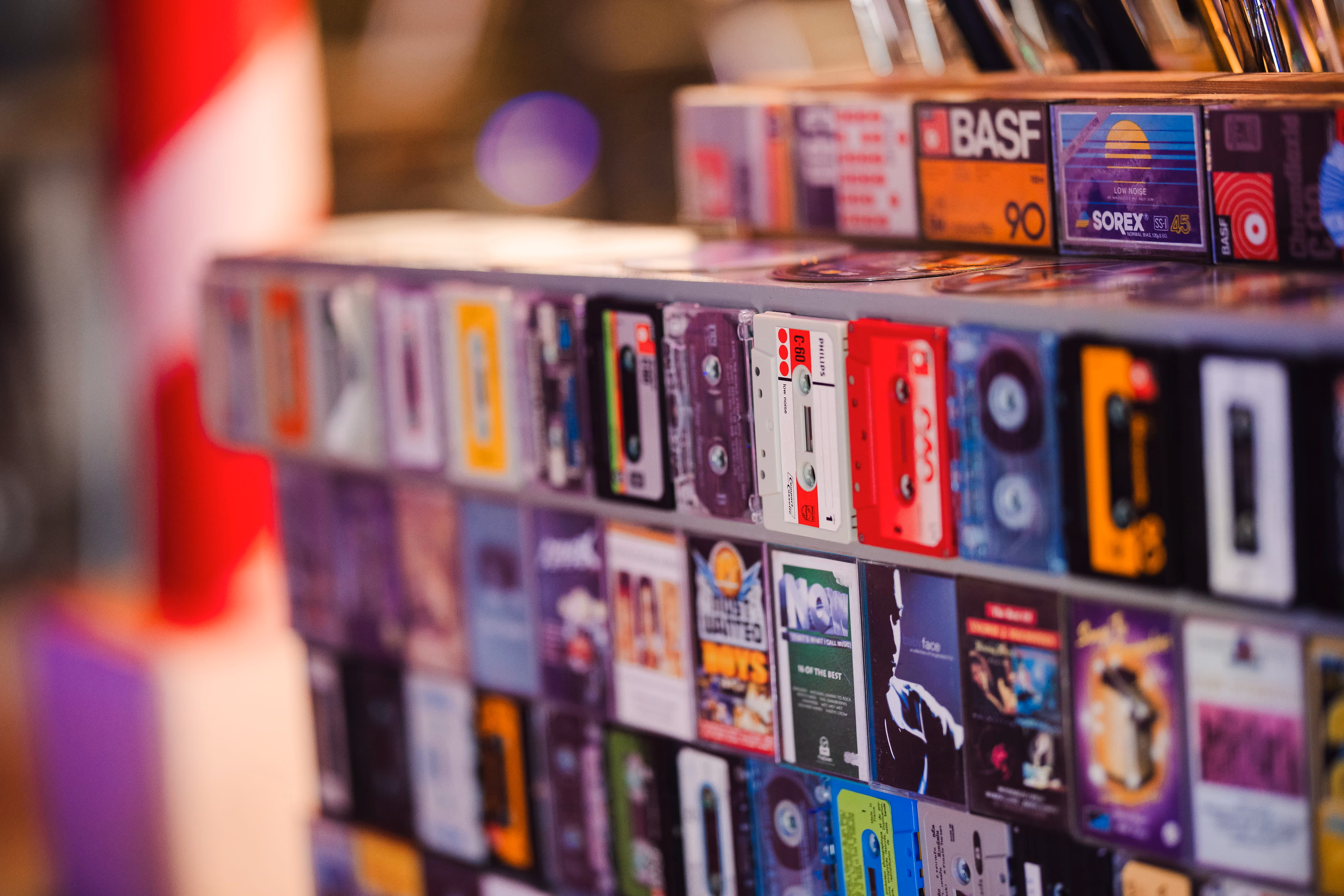 Cassettes audio décorant un comptoir