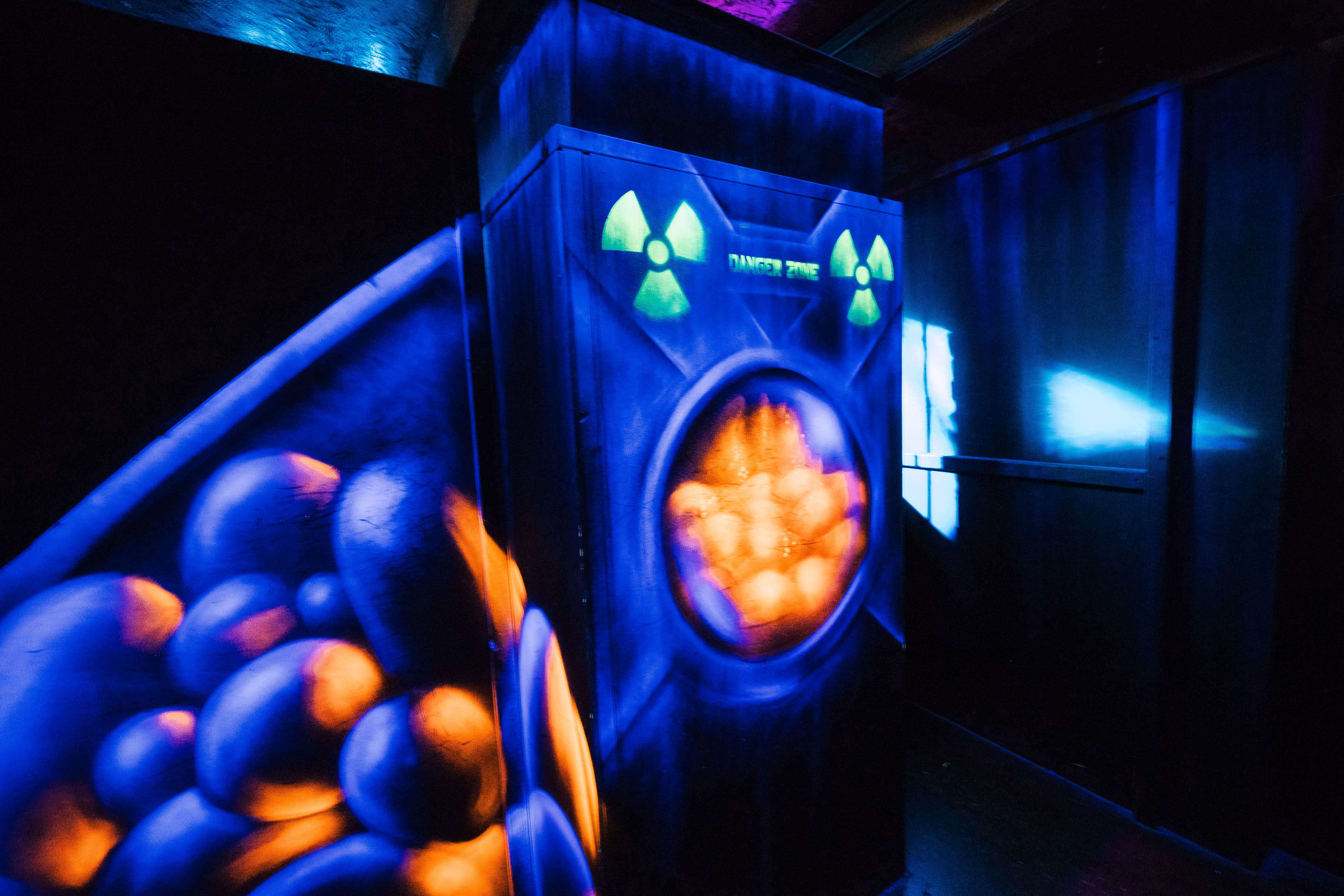 Décor fluorescent futuriste dans une arène de laser game