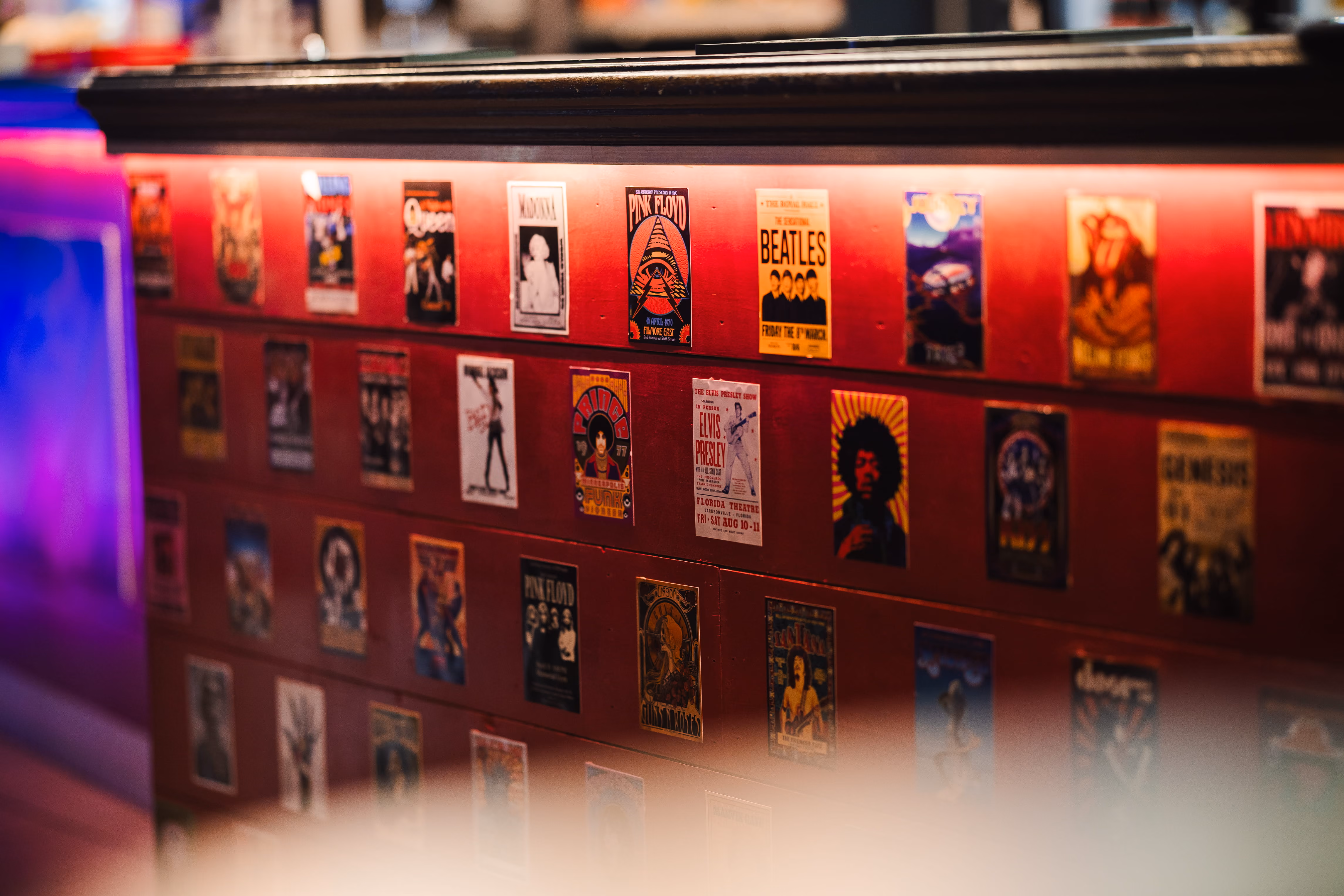 Mur d'affiches musicales rétro éclairé en rouge