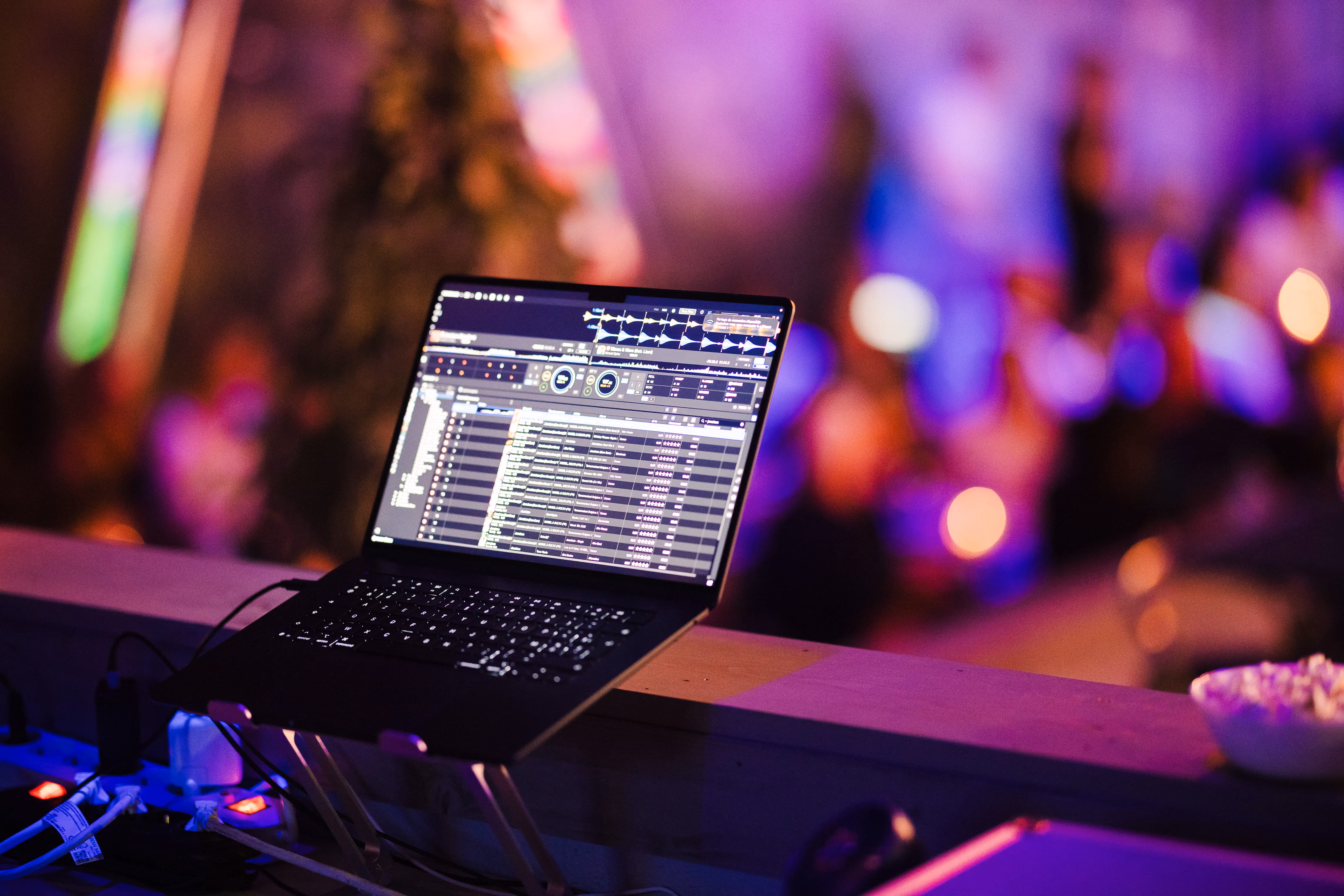 Ordinateur de régie musicale lors d'une soirée