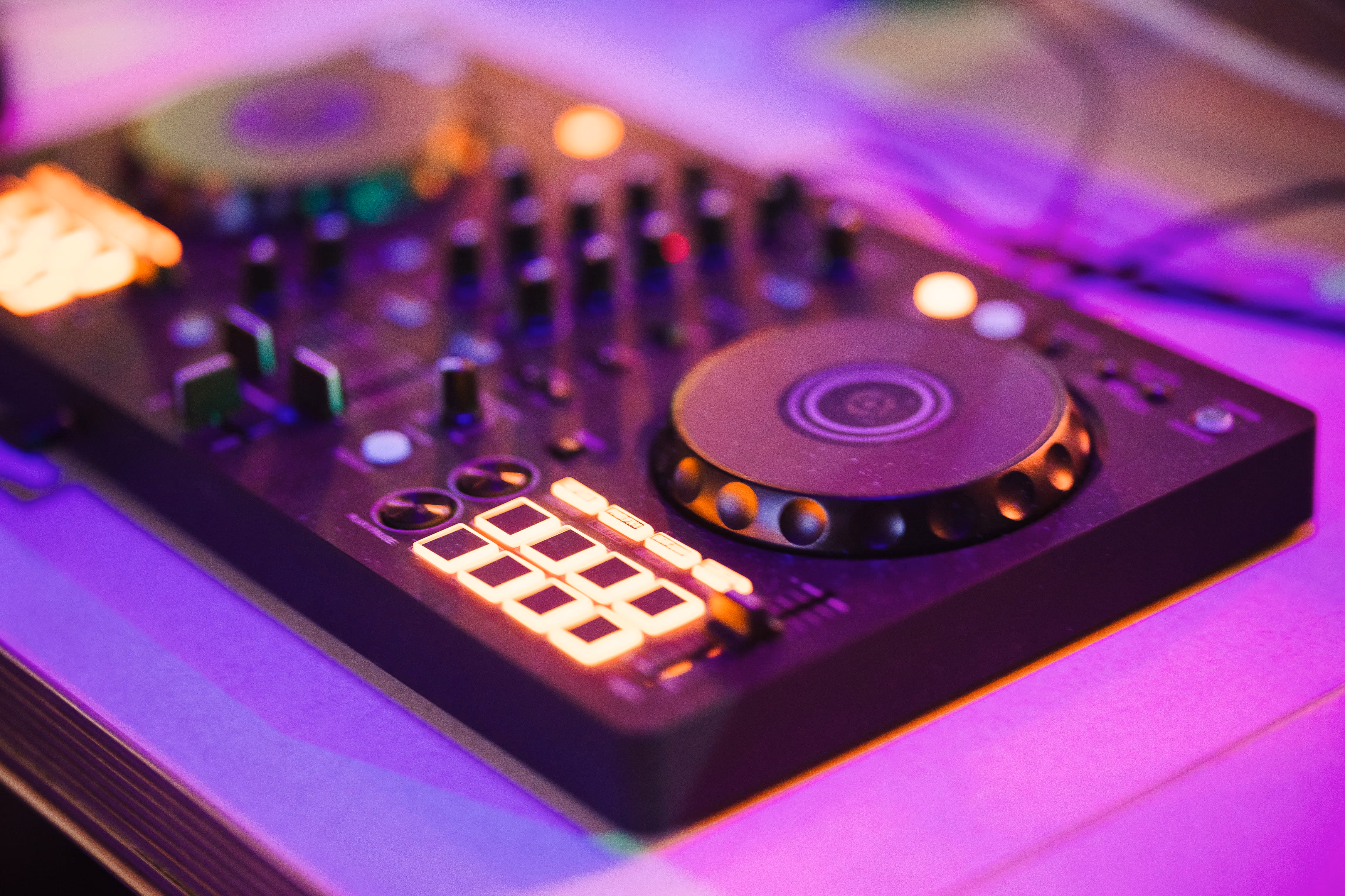 Contrôleur de DJ sous lumière violette en soirée