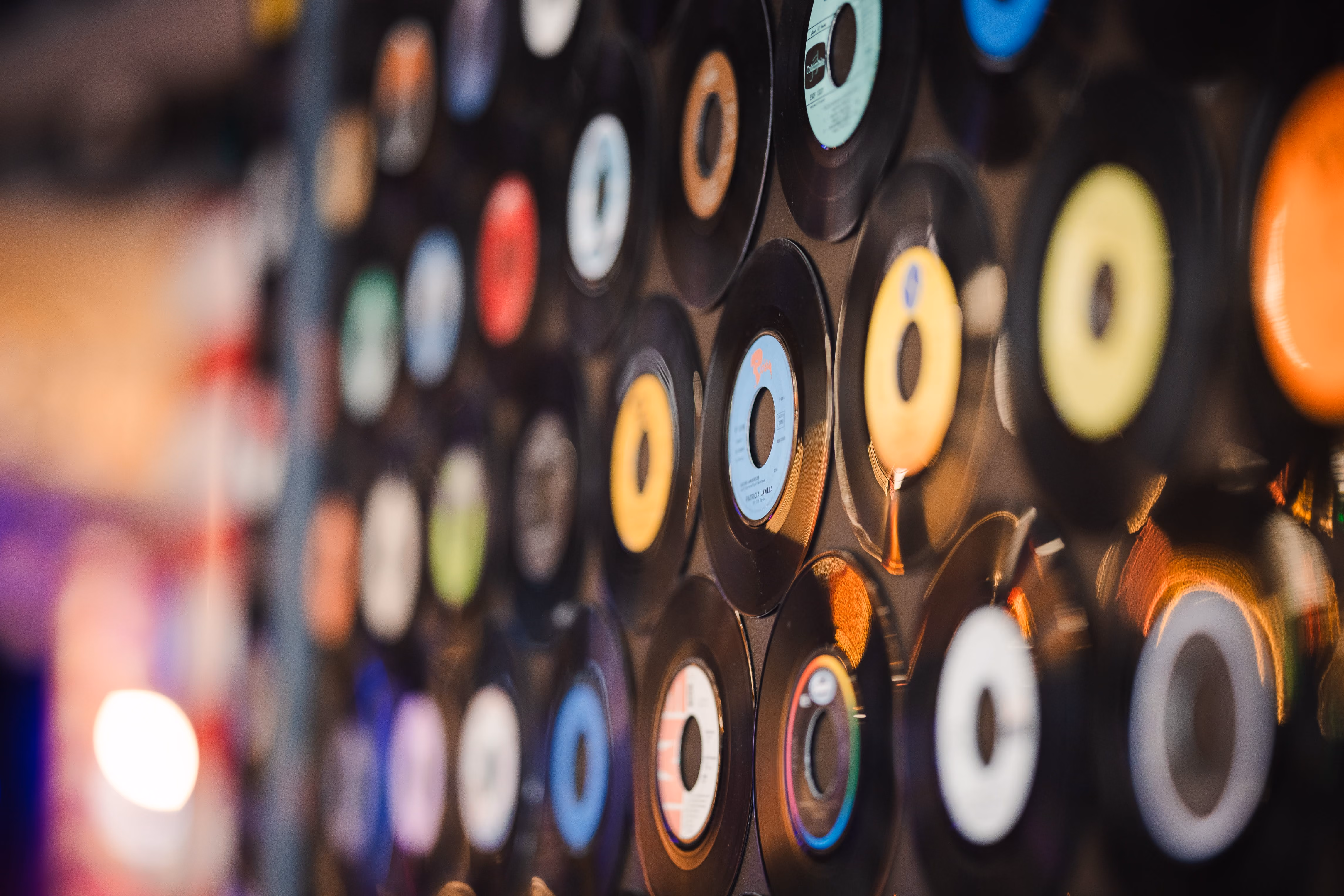 Mur de disques vinyles colorés