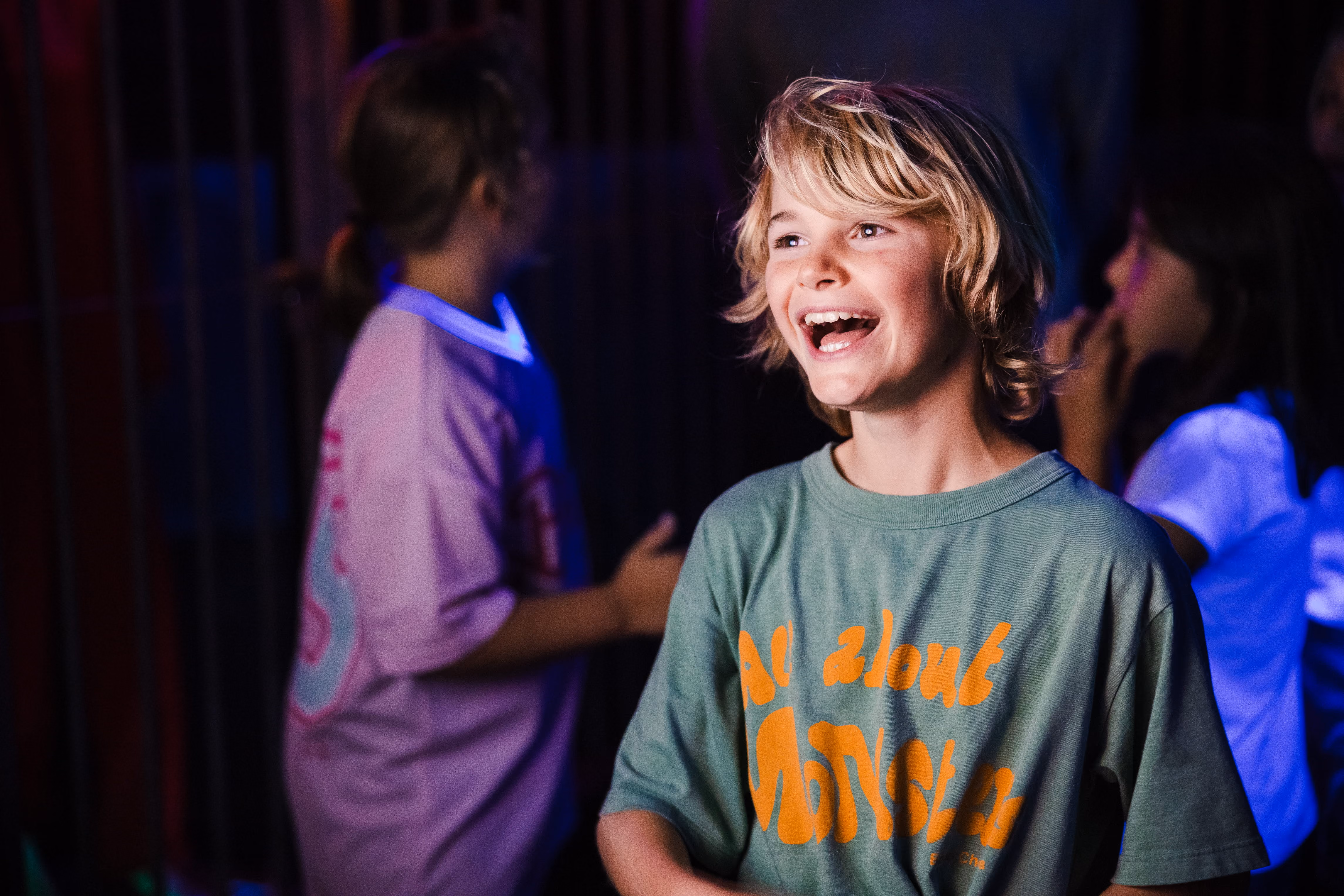 Enfant éclatant de rire lors d'une fête à Laser Magic