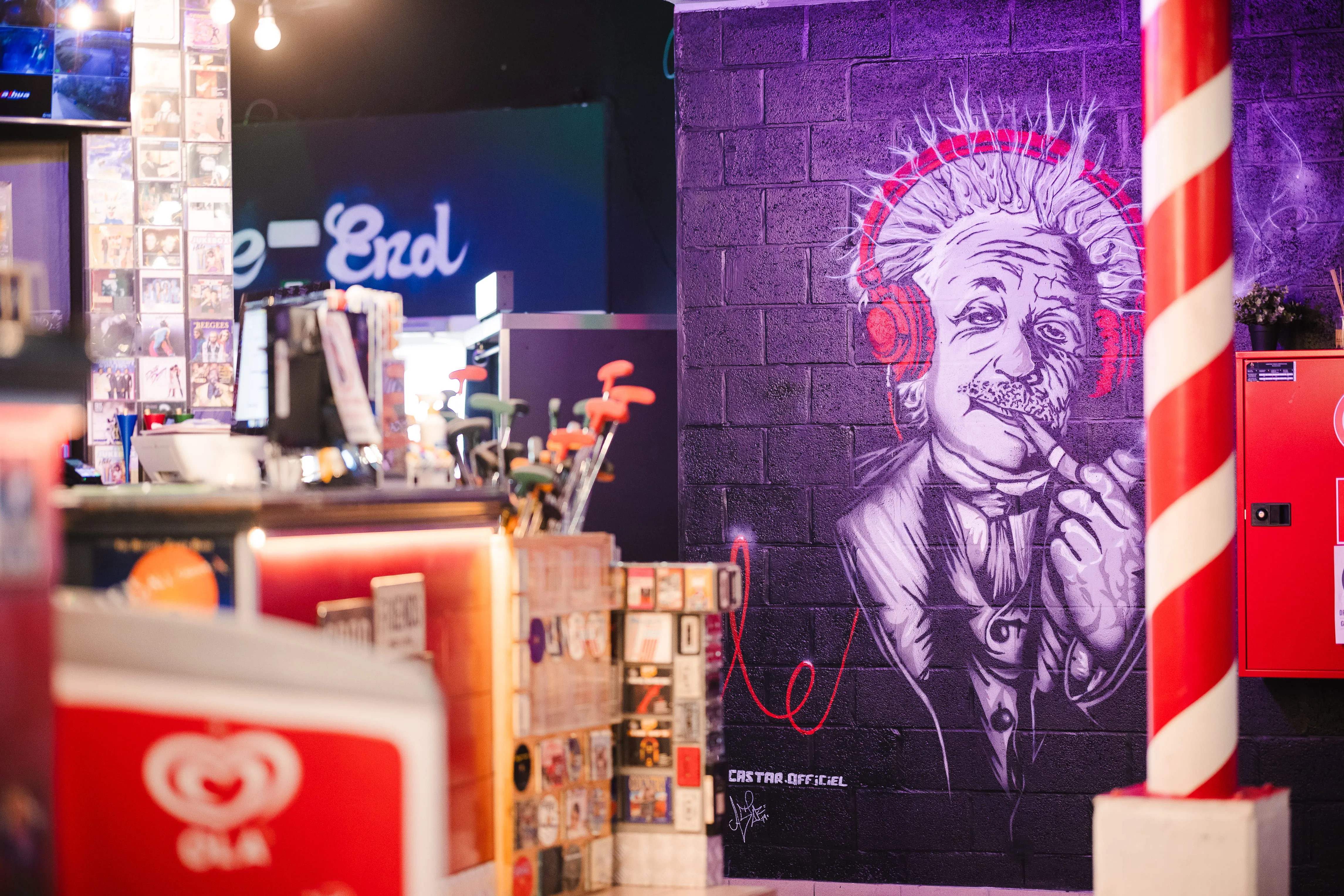 Fresque murale d'Einstein au casque audio dans l'espace bar