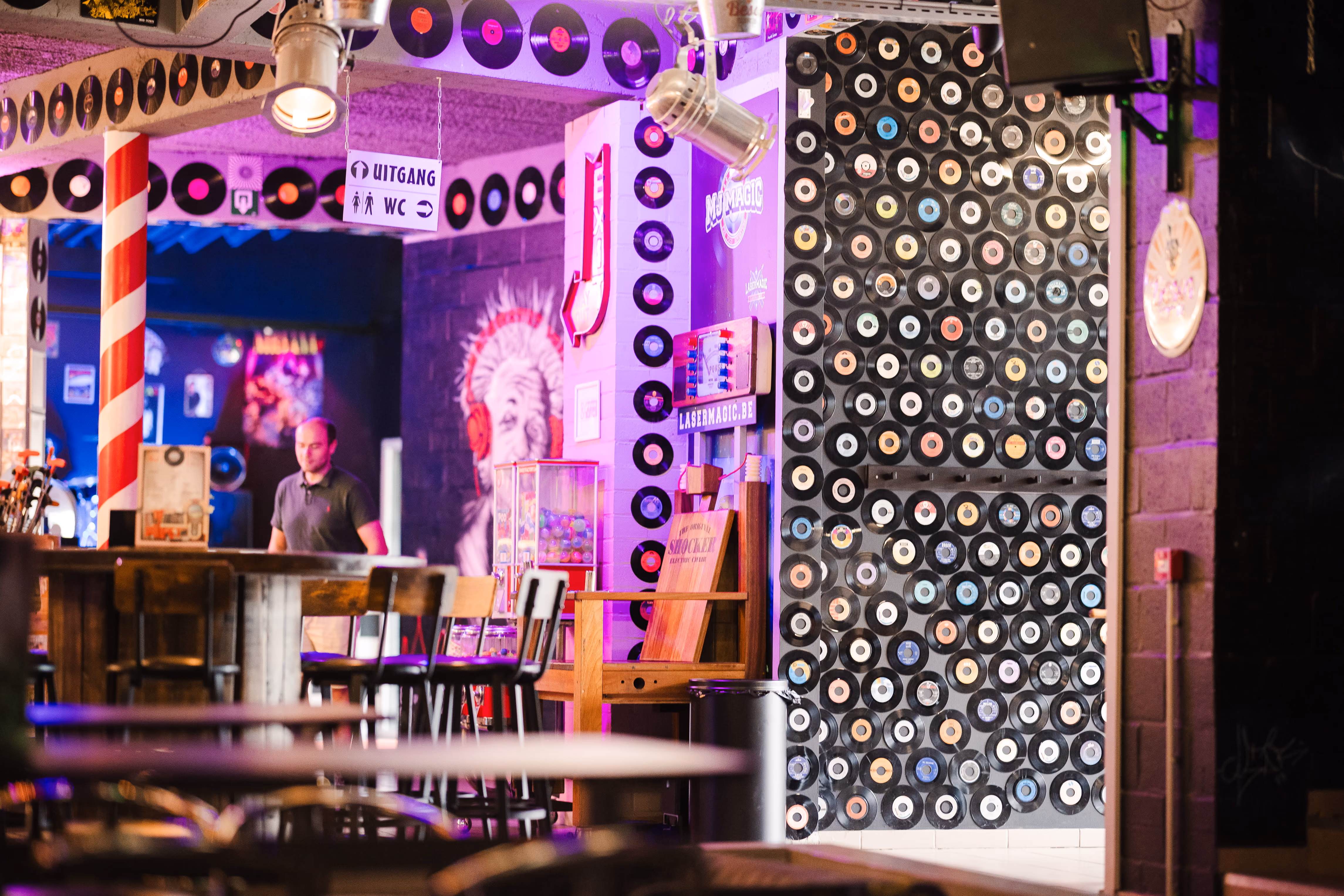 Bar au mur de disques vinyles et fresque murale
