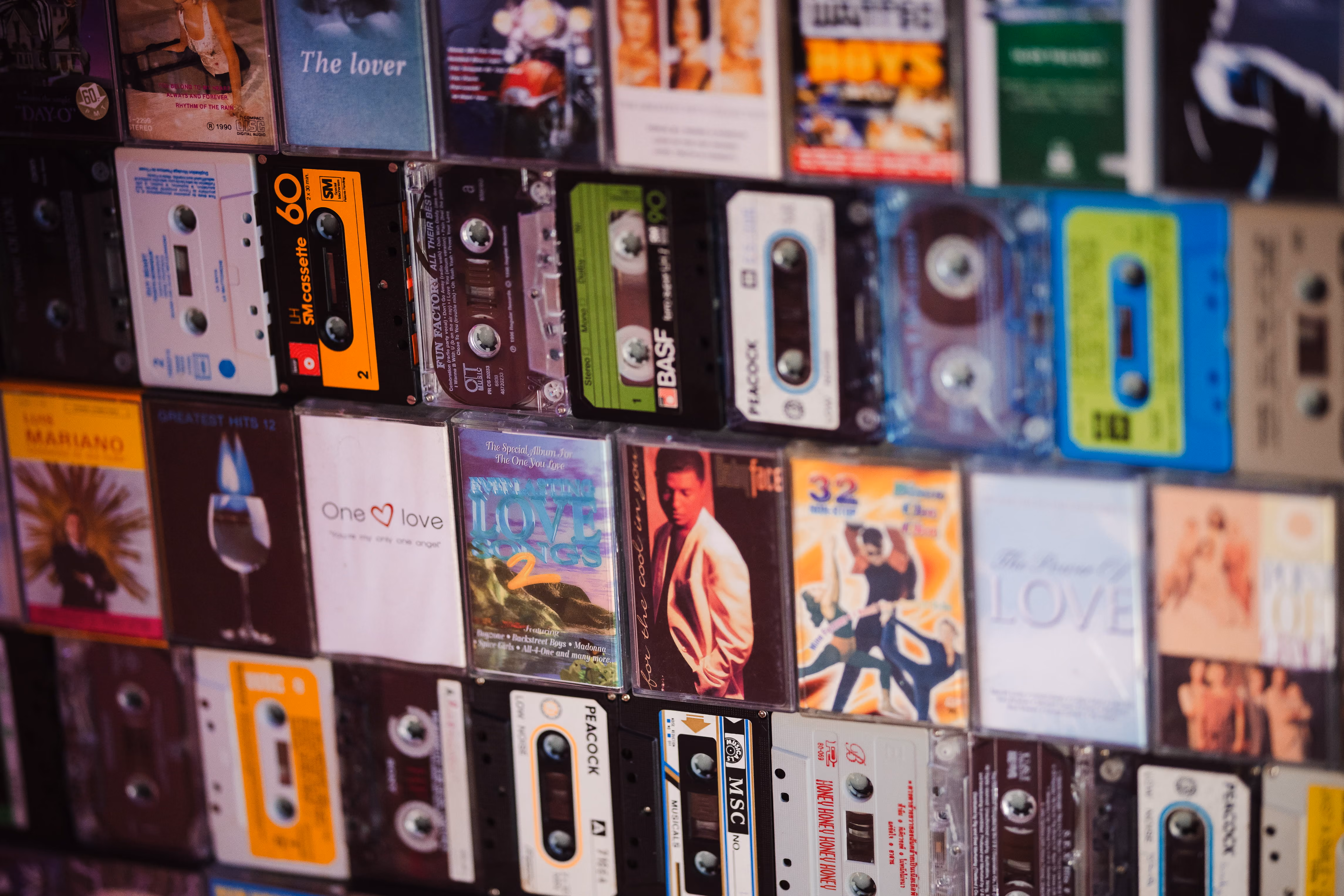Mur de cassettes audio, décor musical de Laser Magic