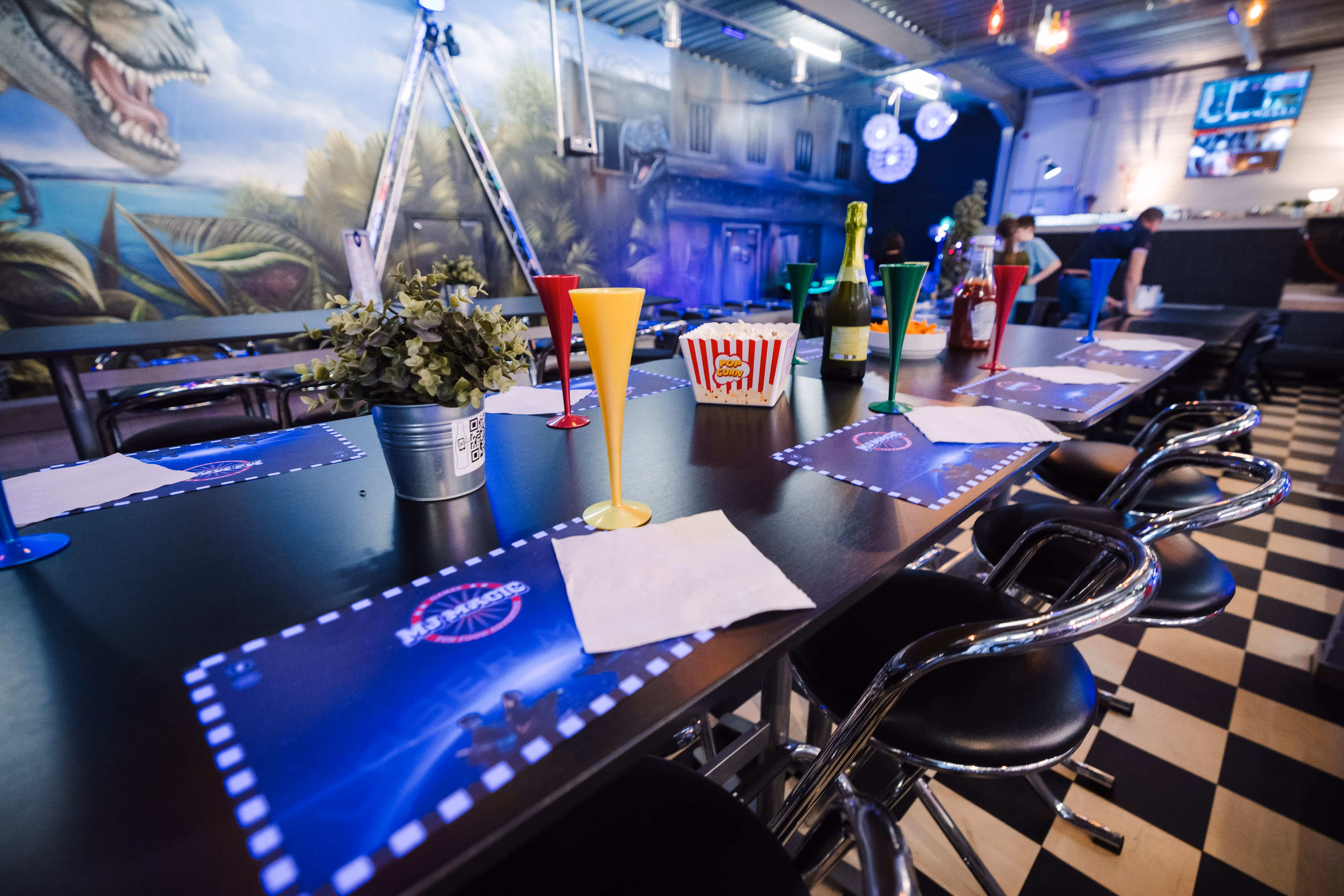 Table de groupe dressée pour une soirée, boissons et cotillons
