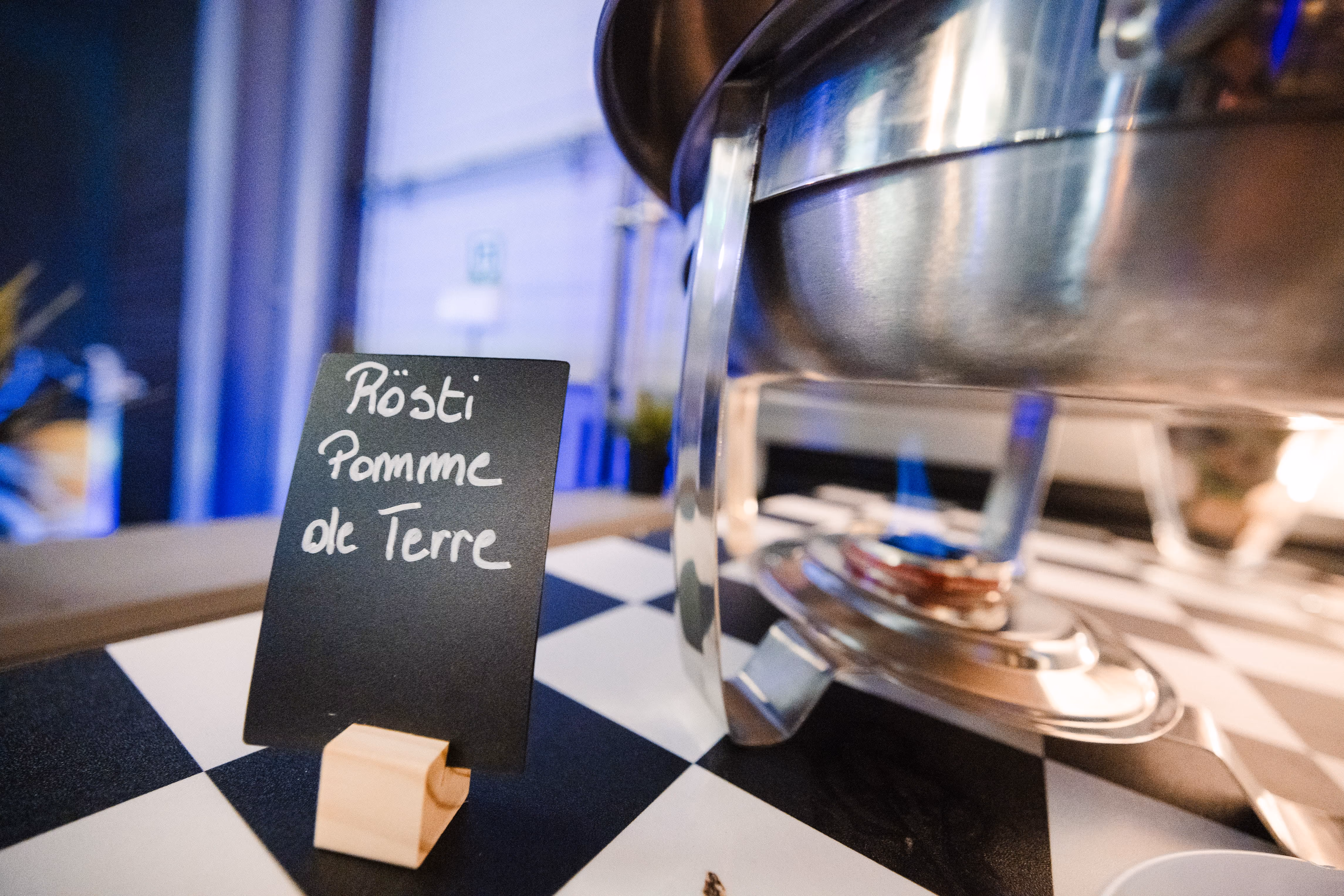 Plat de röstis de pommes de terre au buffet, sur nappe en damier