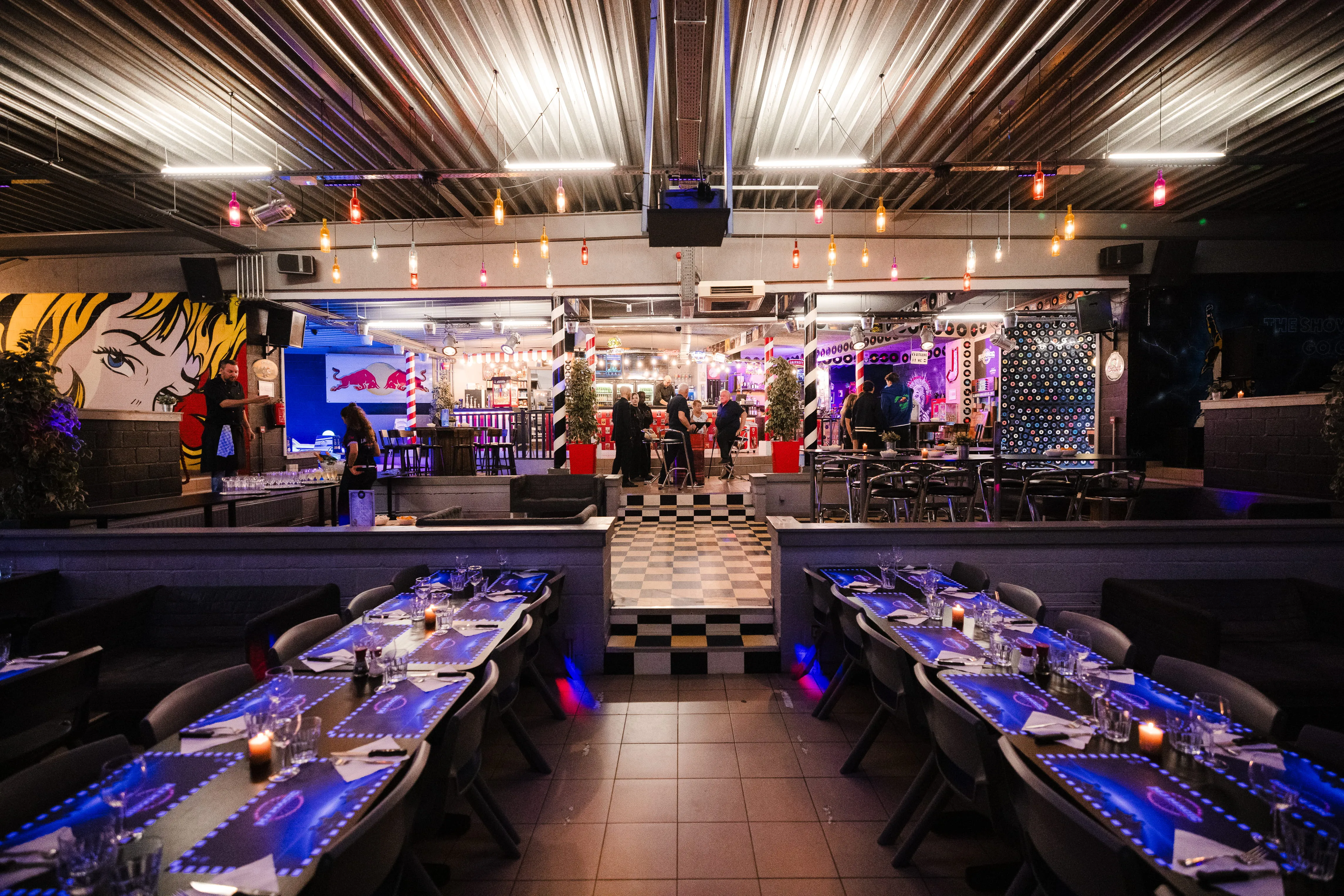 Salle de groupe aux longues tables dressées pour un repas